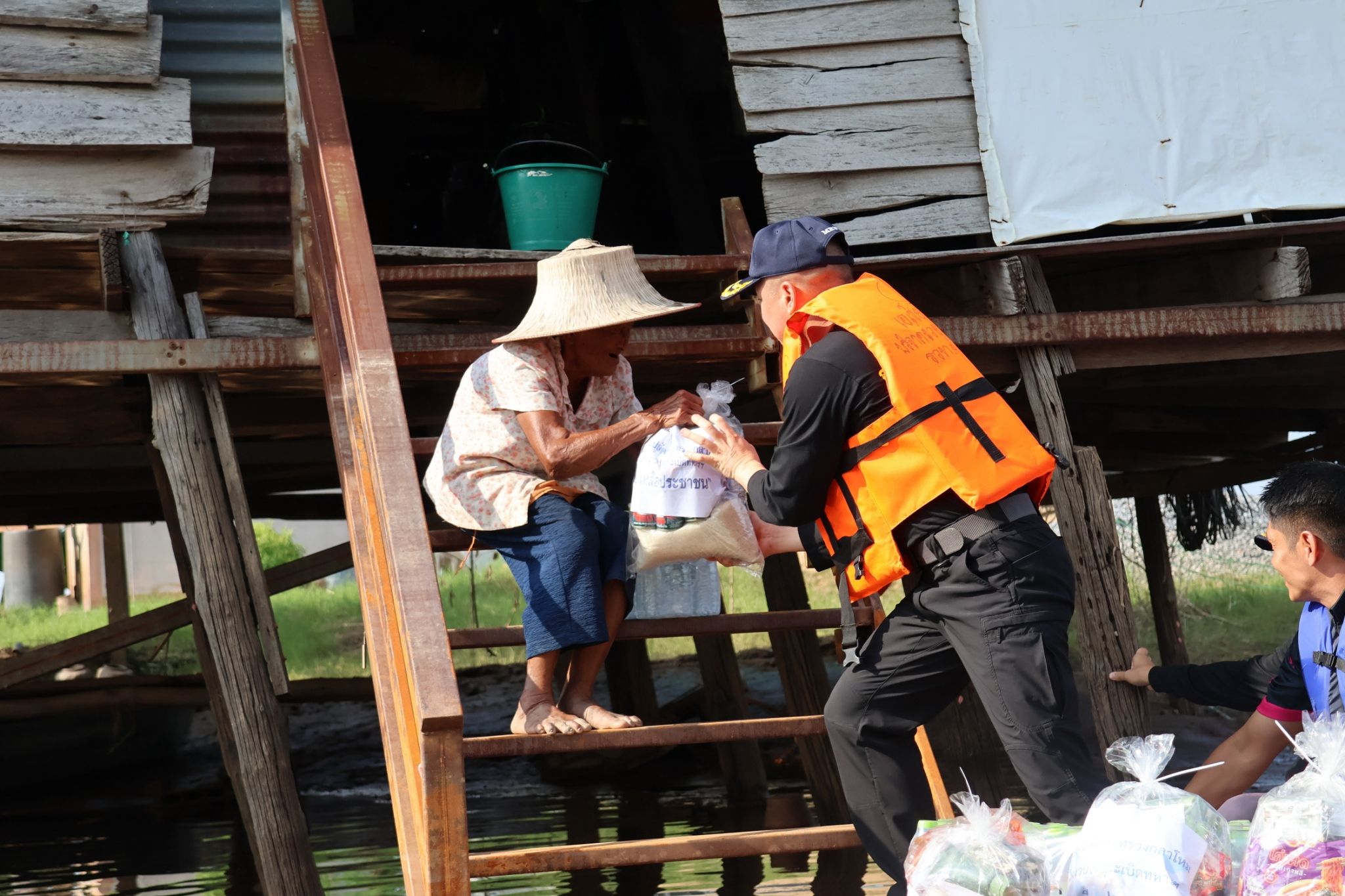 ปลัดกระทรวงกลาโหมห่วงใยผู้ประสบอุทกภัย ผนึกกำลังทุกภาคส่วน เร่งช่วยเหลือประชาชน จ.นครสวรรค์ — ภาพที่ 2