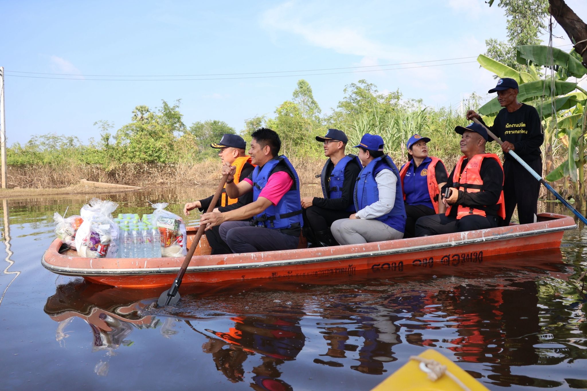 ปลัดกระทรวงกลาโหมห่วงใยผู้ประสบอุทกภัย ผนึกกำลังทุกภาคส่วน เร่งช่วยเหลือประชาชน จ.นครสวรรค์ — ภาพที่ 5