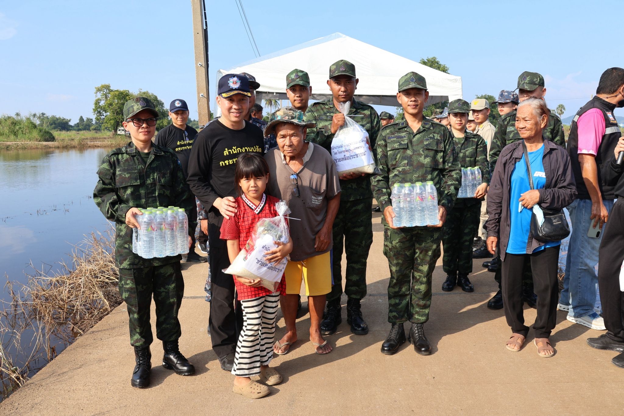 ปลัดกระทรวงกลาโหมห่วงใยผู้ประสบอุทกภัย ผนึกกำลังทุกภาคส่วน เร่งช่วยเหลือประชาชน จ.นครสวรรค์ — ภาพที่ 4