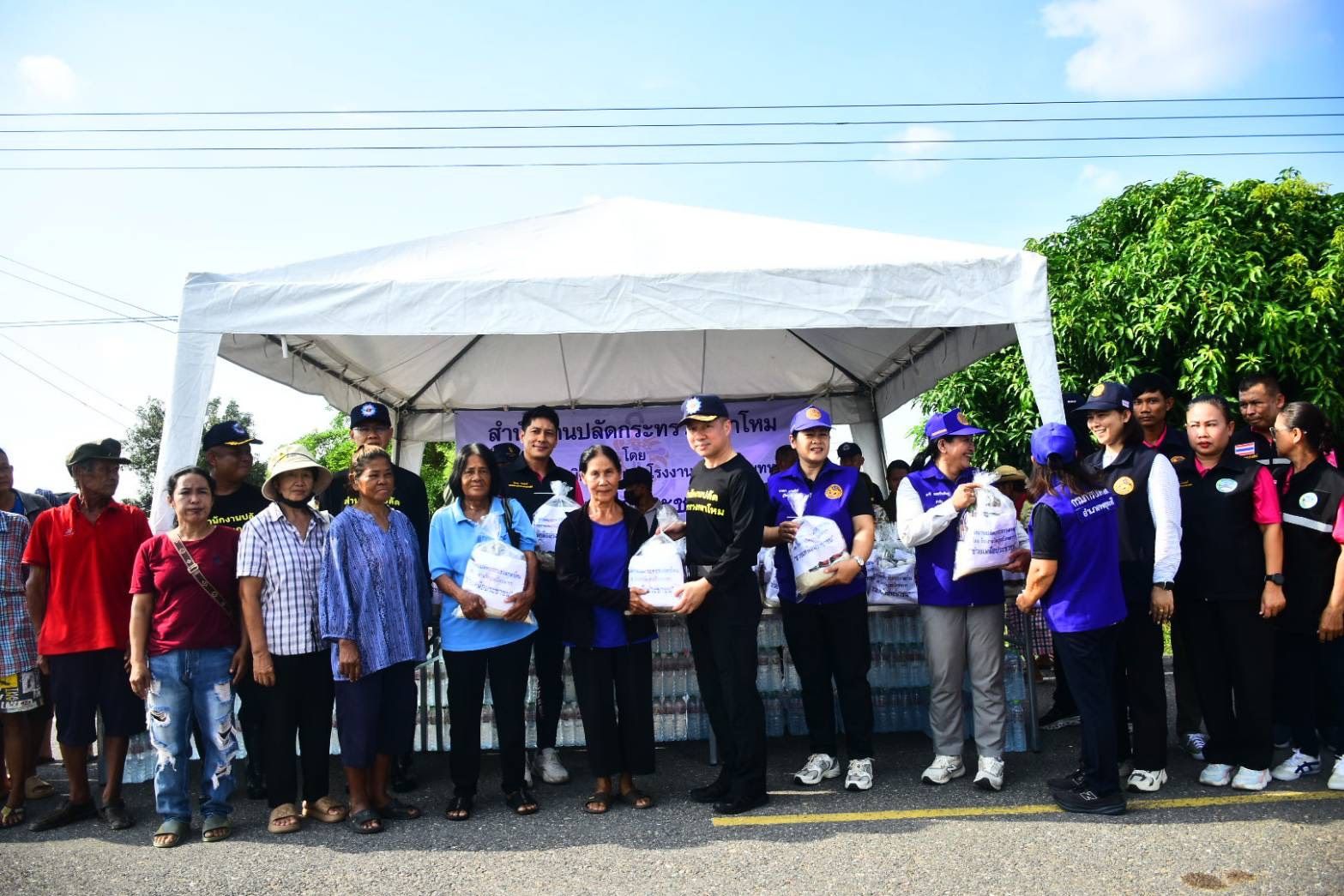 ปลัดกระทรวงกลาโหมห่วงใยผู้ประสบอุทกภัย ผนึกกำลังทุกภาคส่วน เร่งช่วยเหลือประชาชน จ.นครสวรรค์ — ภาพที่ 10