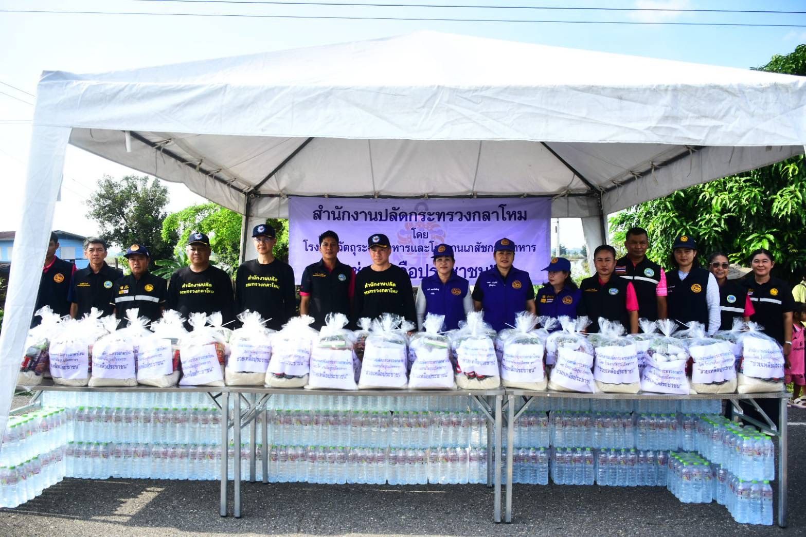 ปลัดกระทรวงกลาโหมห่วงใยผู้ประสบอุทกภัย ผนึกกำลังทุกภาคส่วน เร่งช่วยเหลือประชาชน จ.นครสวรรค์ — ภาพที่ 9