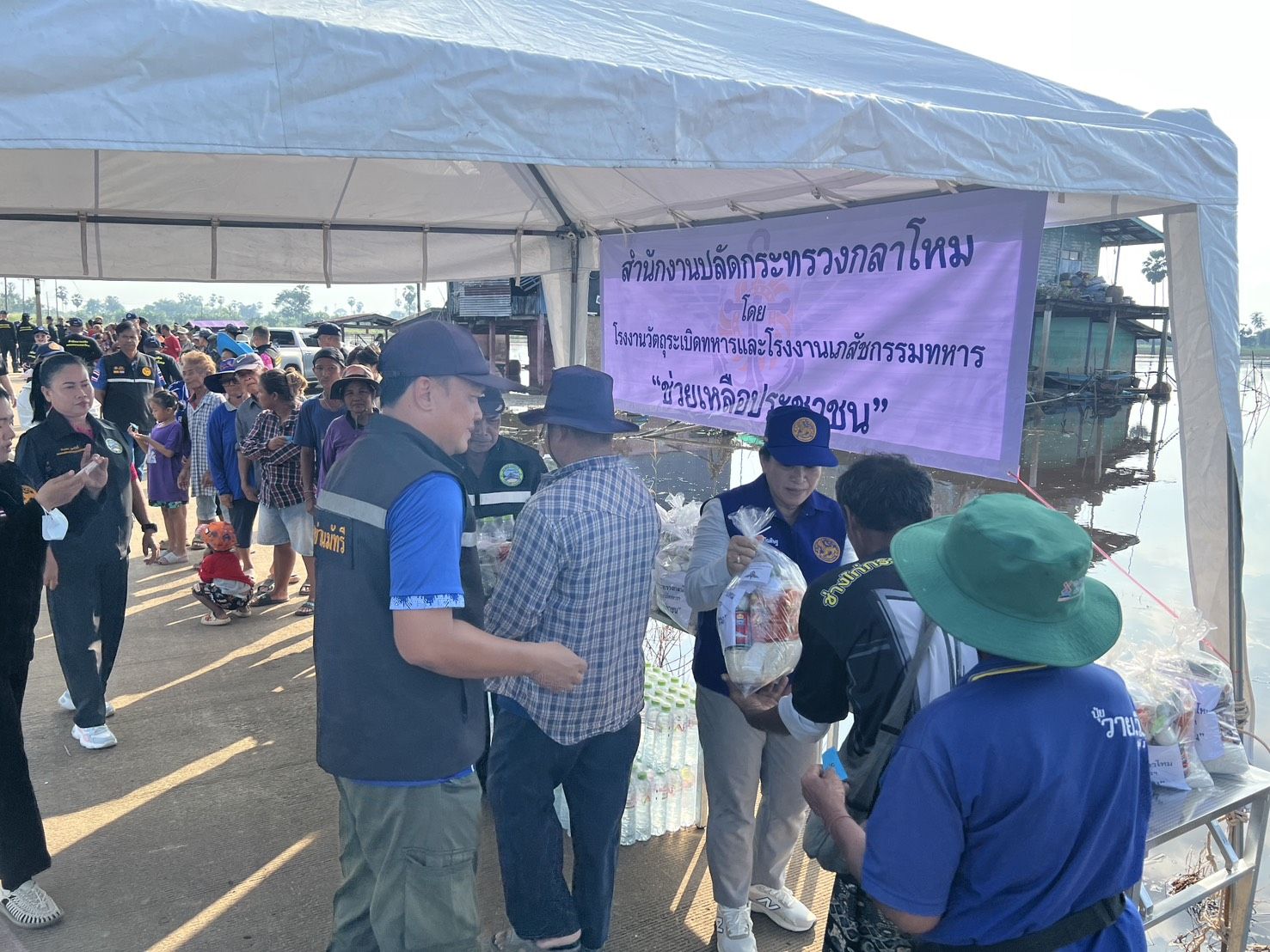 ปลัดกระทรวงกลาโหมห่วงใยผู้ประสบอุทกภัย ผนึกกำลังทุกภาคส่วน เร่งช่วยเหลือประชาชน จ.นครสวรรค์ — ภาพที่ 8