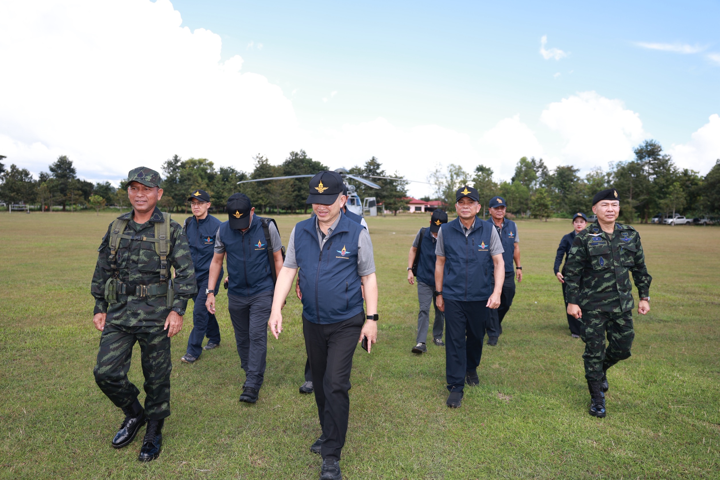 กลาโหมเดินหน้าพัฒนาชายแดนไทย–กัมพูชา จากโต๊ะประชุมสู่พื้นที่จริง ขับเคลื่อน “น้ำไหล ไฟสว่าง ทางดี มีสัญญาณโทรศัพท์” ย้ำทุกหน่วยเห็นภาพเดียวกัน ทำงานเป็นทีม — ภาพที่ 4