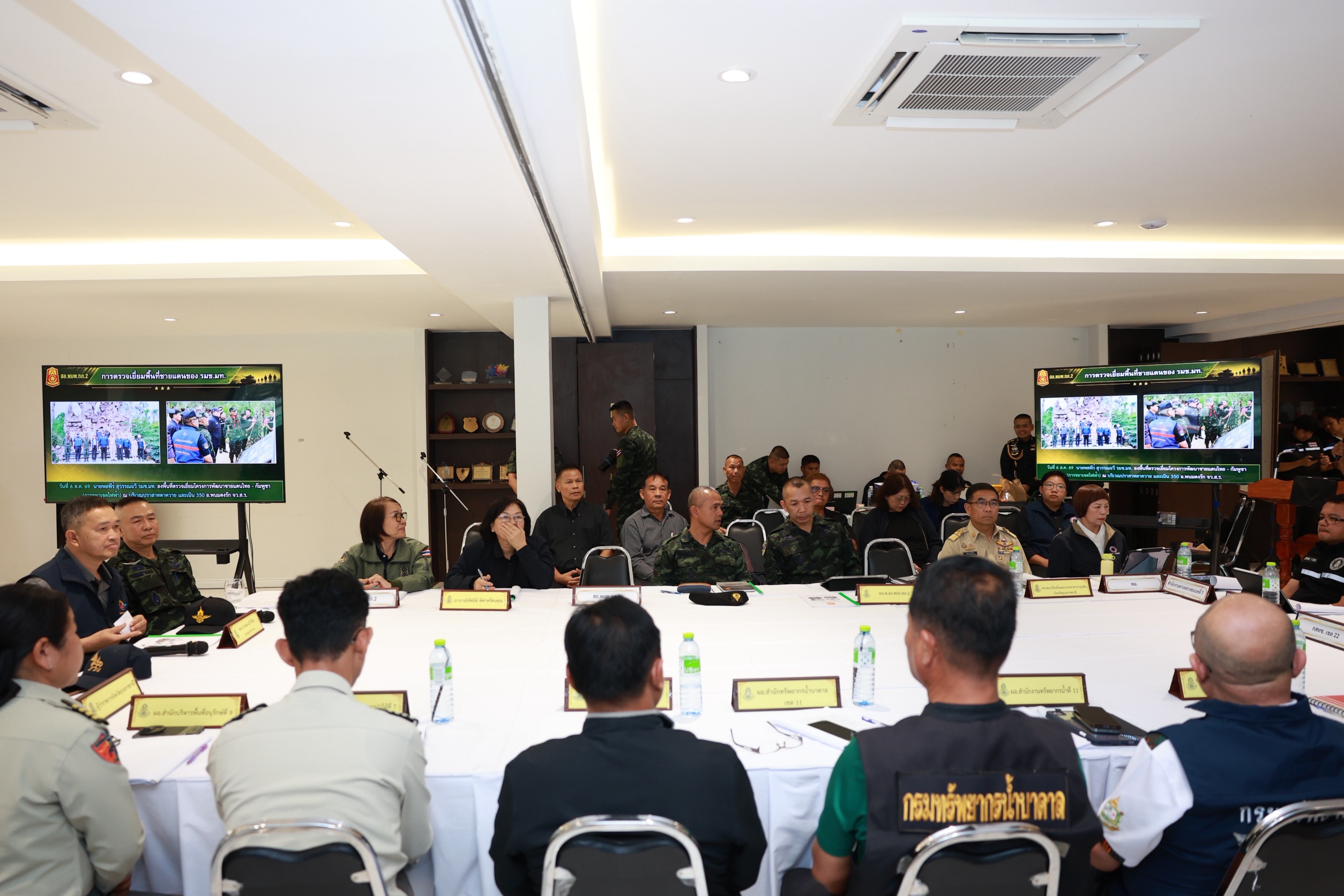 กลาโหมเดินหน้าพัฒนาชายแดนไทย–กัมพูชา จากโต๊ะประชุมสู่พื้นที่จริง ขับเคลื่อน “น้ำไหล ไฟสว่าง ทางดี มีสัญญาณโทรศัพท์” ย้ำทุกหน่วยเห็นภาพเดียวกัน ทำงานเป็นทีม — ภาพที่ 3