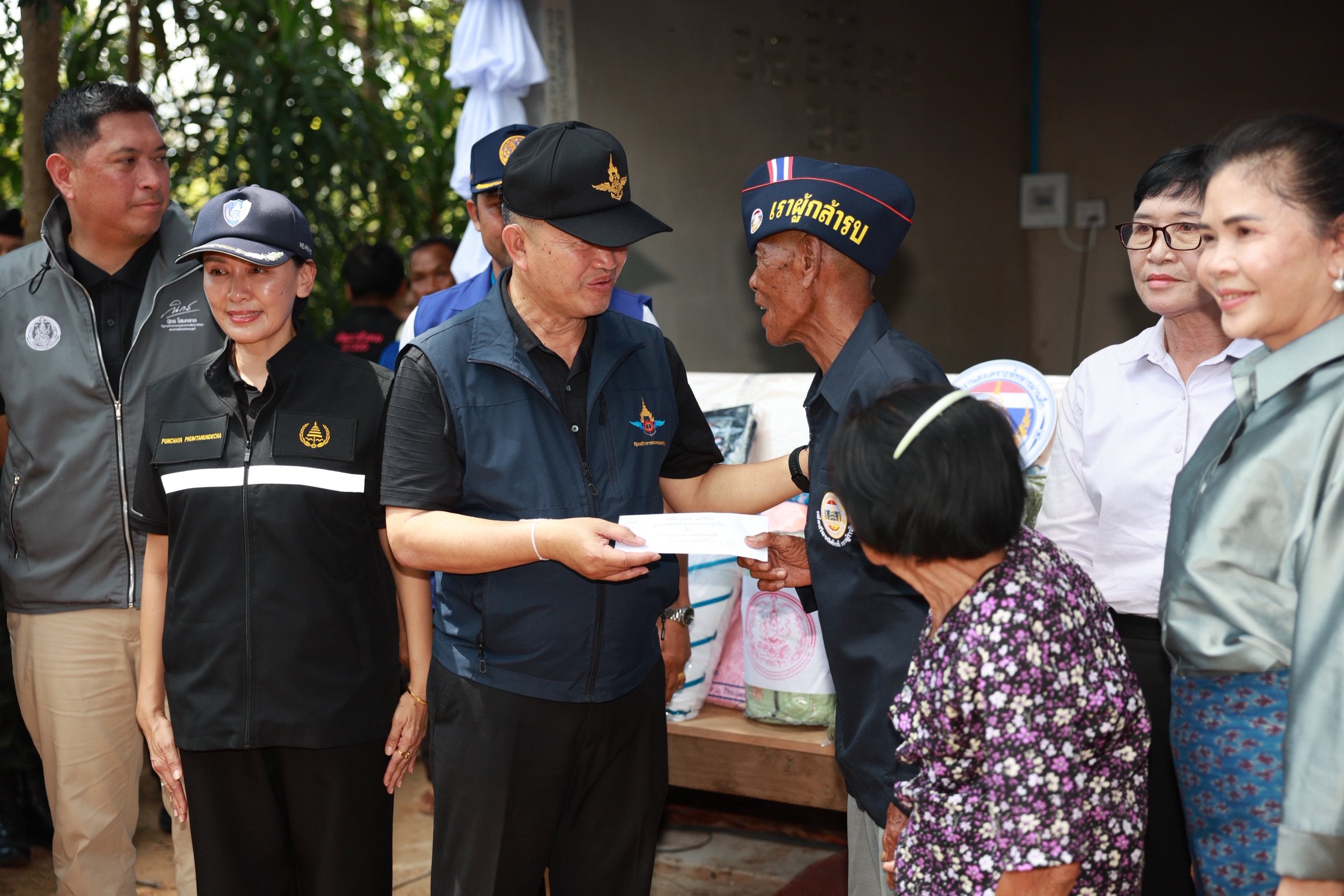 กลาโหม–พม. ผสานความมั่นคงทางทหารกับความมั่นคงของมนุษย์ สร้างบ้านมั่นคงชายแดนอุบลฯ ดูแลทหารผ่านศึก เสริมชุมชนเข้มแข็ง วางรากฐานความมั่นคงอย่างยั่งยืน — ภาพที่ 5