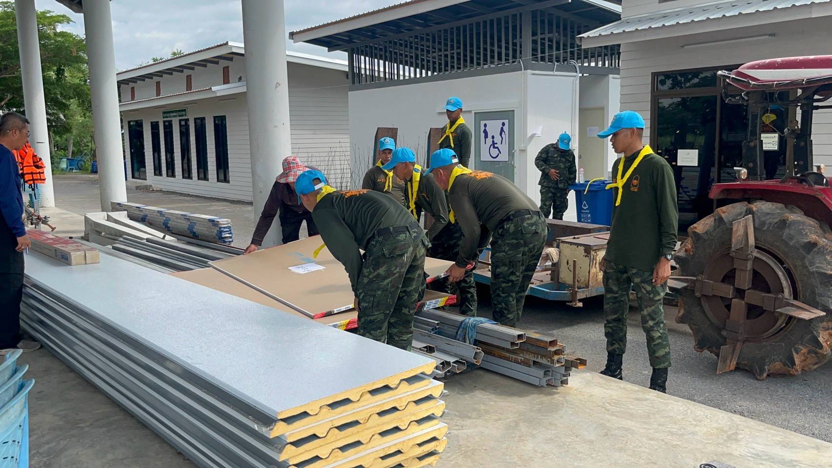 “ปลัดกระทรวงกลาโหม” ห่วงใยผู้ประสบอุทกภัย สั่งผนึกกำลังทุกภาคส่วน เร่งสร้างบ้านเติมรอยยิ้ม ส่งต่อกำลังใจให้ประชาชน — ภาพที่ 2