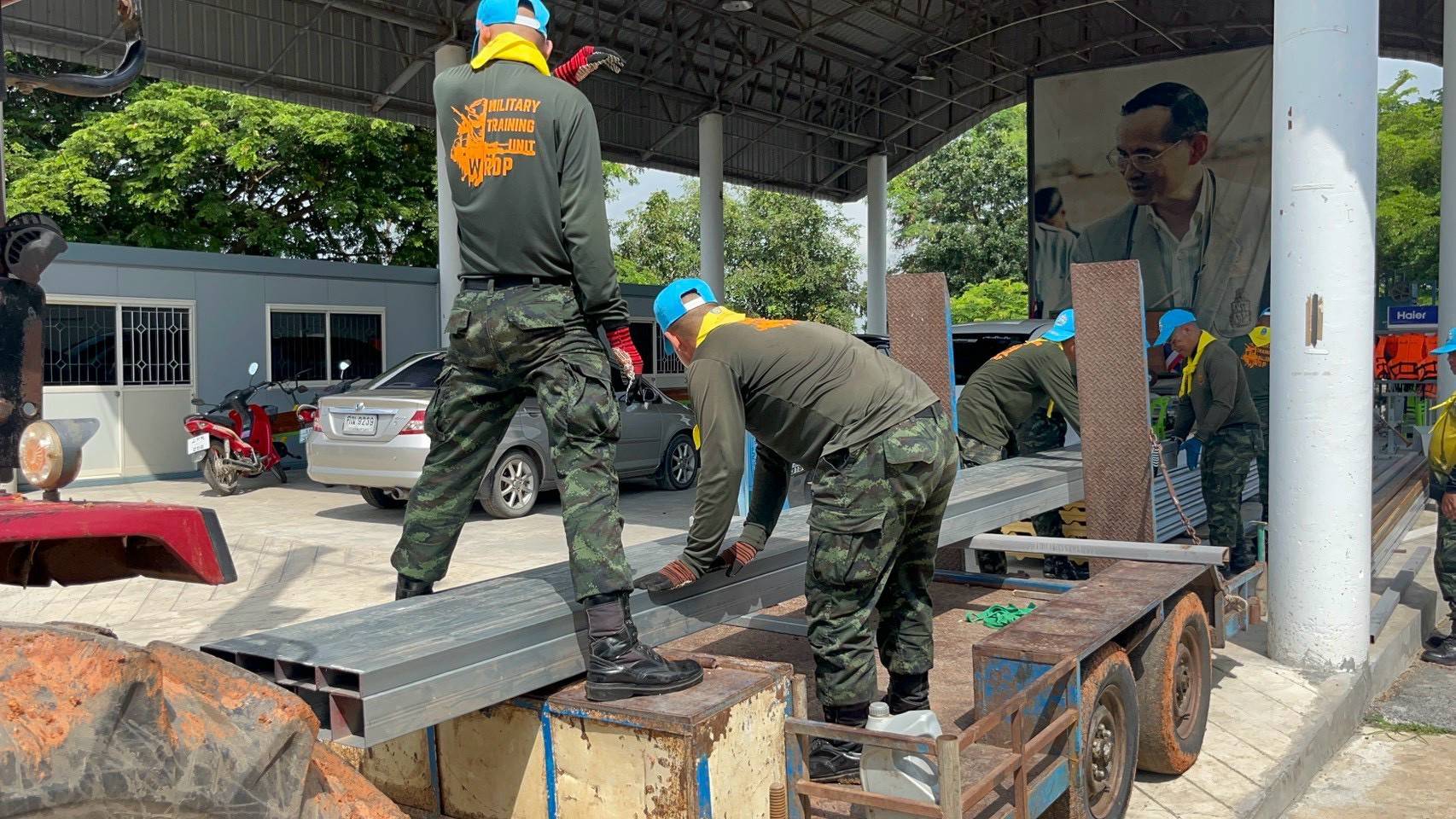 “ปลัดกระทรวงกลาโหม” ห่วงใยผู้ประสบอุทกภัย สั่งผนึกกำลังทุกภาคส่วน เร่งสร้างบ้านเติมรอยยิ้ม ส่งต่อกำลังใจให้ประชาชน — ภาพที่ 5