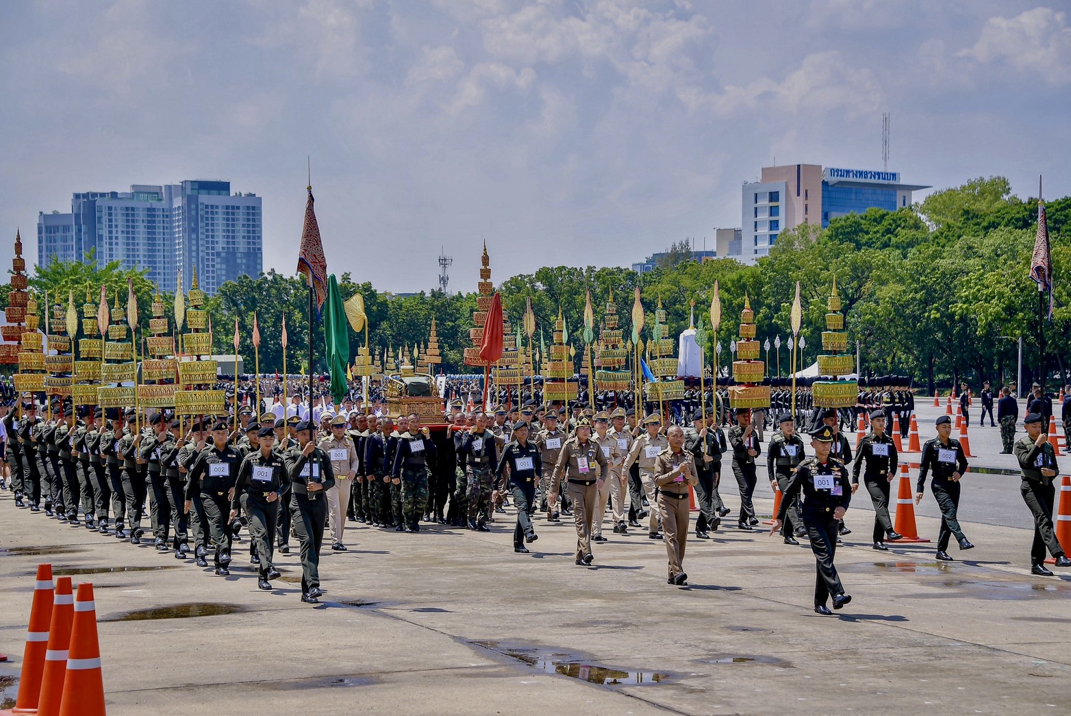 รมว.กลาโหม ตรวจเยี่ยมการซักซ้อมริ้วขบวนพระบรมราชอิสริยยศ สมเด็จพระพันปีหลวง ณ พื้นที่บางเขน ติดตามความพร้อมกำลังพลและการปฏิบัติตามลำดับพระราชพิธี — ภาพที่ 6