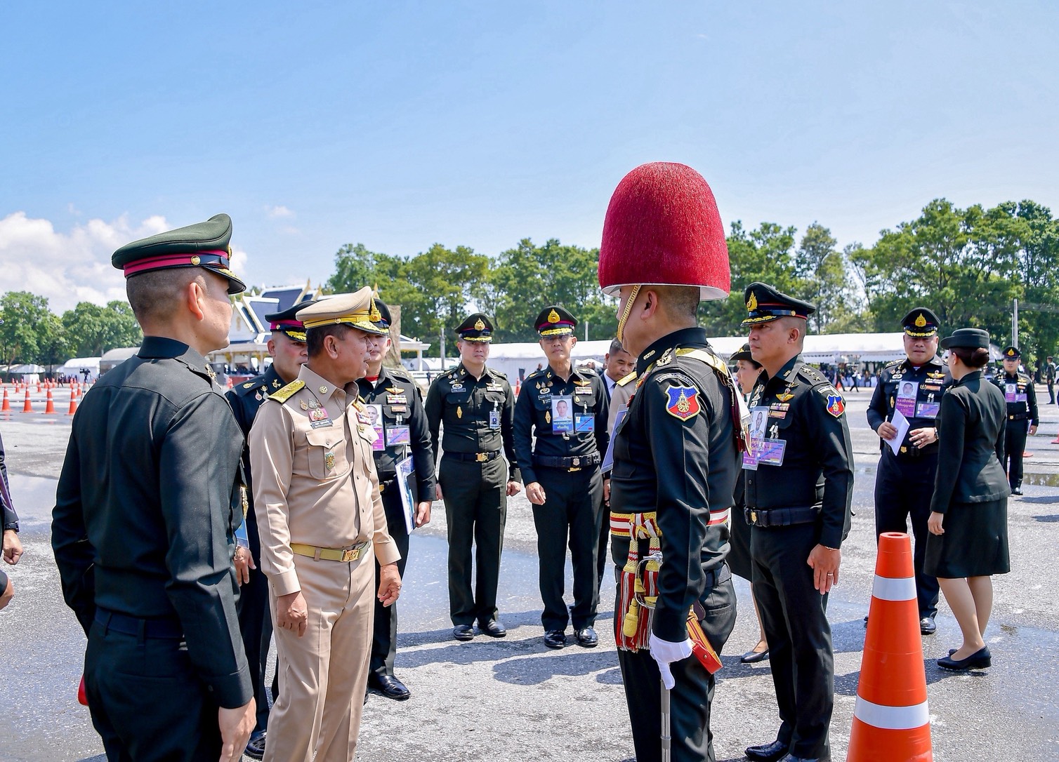 รมว.กลาโหม ตรวจเยี่ยมการซักซ้อมริ้วขบวนพระบรมราชอิสริยยศ สมเด็จพระพันปีหลวง ณ พื้นที่บางเขน ติดตามความพร้อมกำลังพลและการปฏิบัติตามลำดับพระราชพิธี — ภาพที่ 4