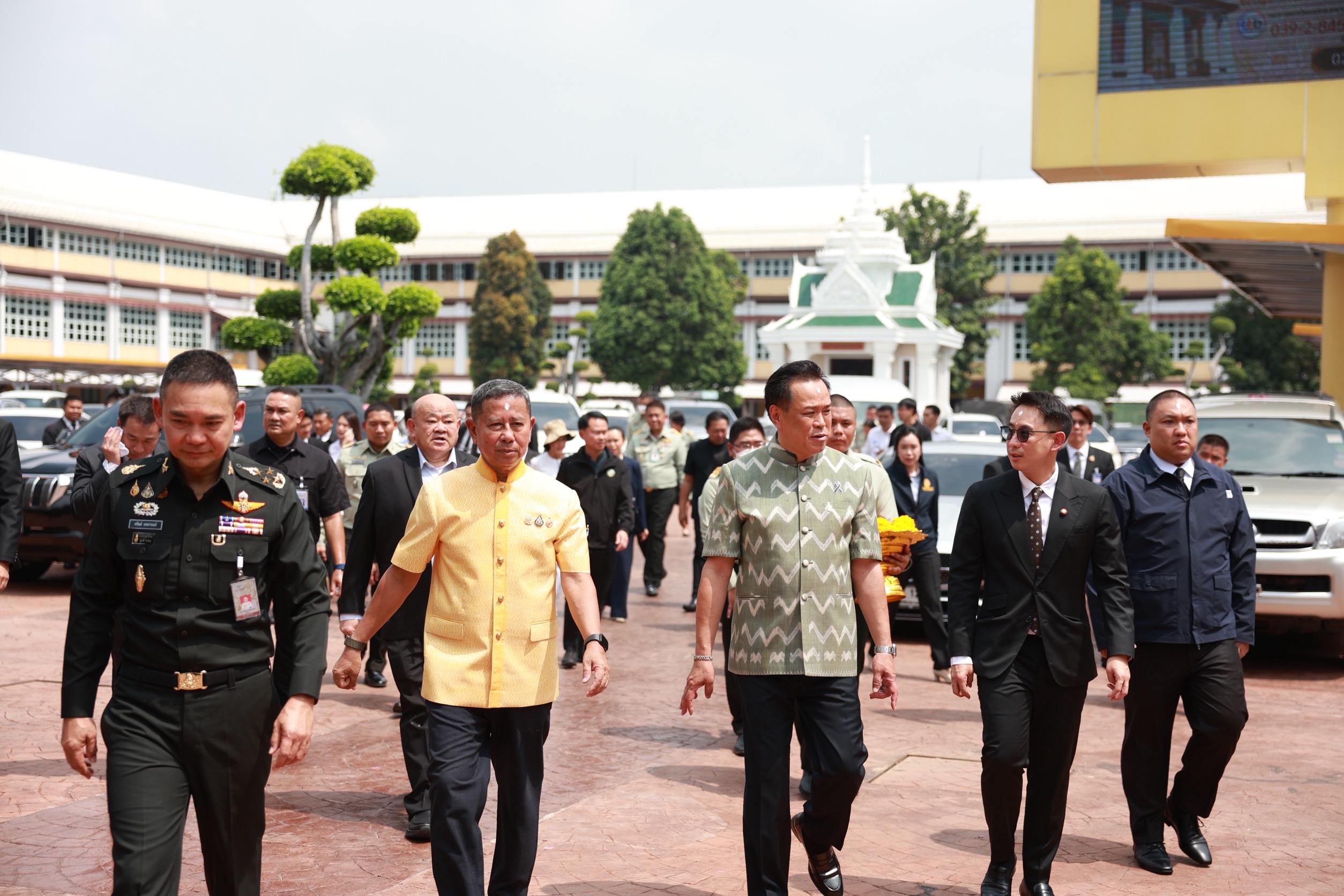 นายกรัฐมนตรีเยือนกระทรวงกลาโหม สักการะสิ่งศักดิ์สิทธิ์ ชมอาคารประวัติศาสตร์ ร่วมซ้อมเดินริ้วขบวน ก่อนรับประทานอาหารกลางวันเมนูเดียวกับกำลังพล — ภาพที่ 3