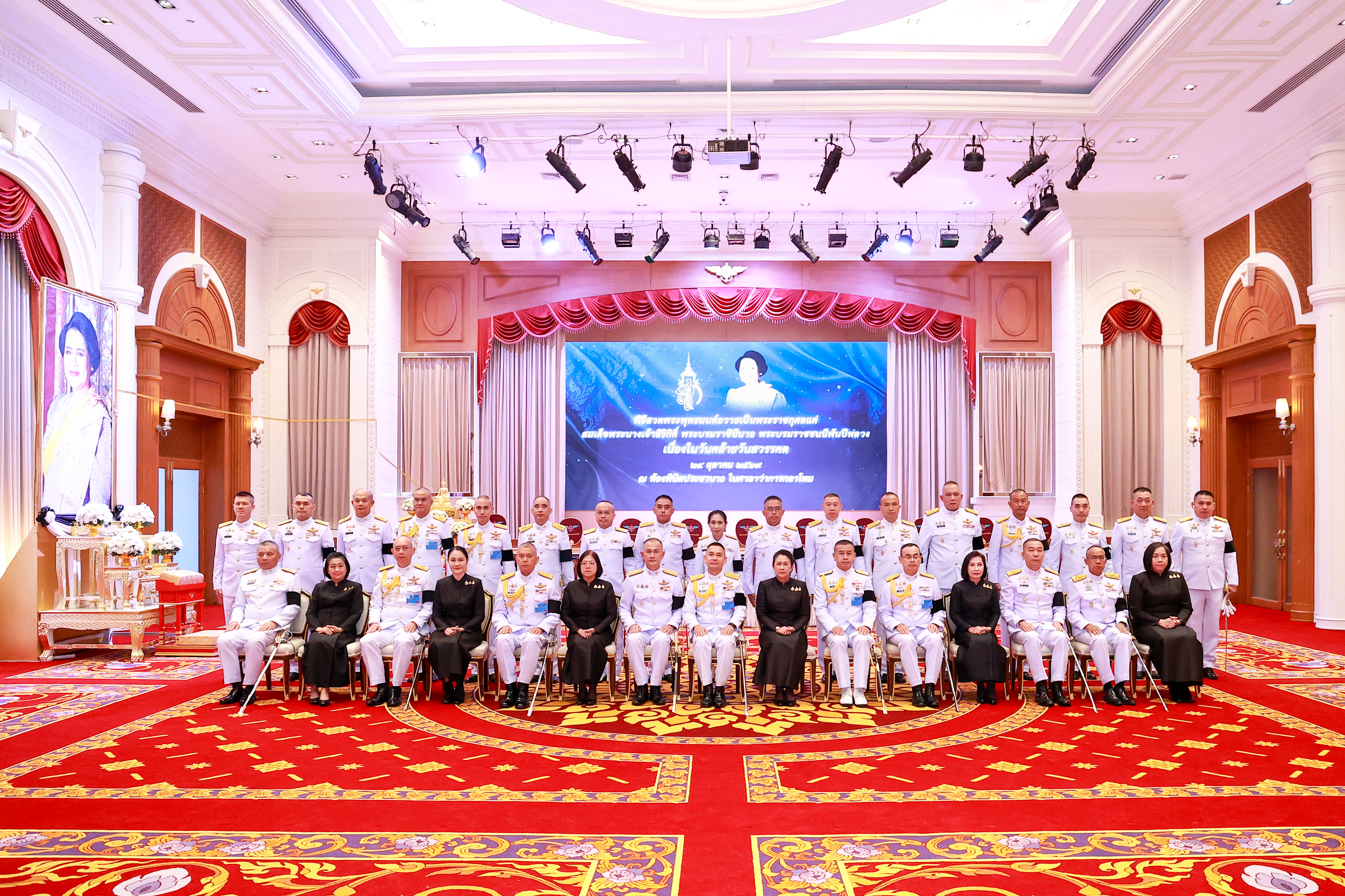 สำนักงานปลัดกระทรวงกลาโหม จัดพิธีบำเพ็ญกุศลถวายเป็นพระราชกุศล น้อมรำลึกในพระมหากรุณาธิคุณ สมเด็จพระนางเจ้าสิริกิต์ พระบรมราชินีนาถ พระบรมราชชนนีพันปีหลวง — ภาพที่ 9