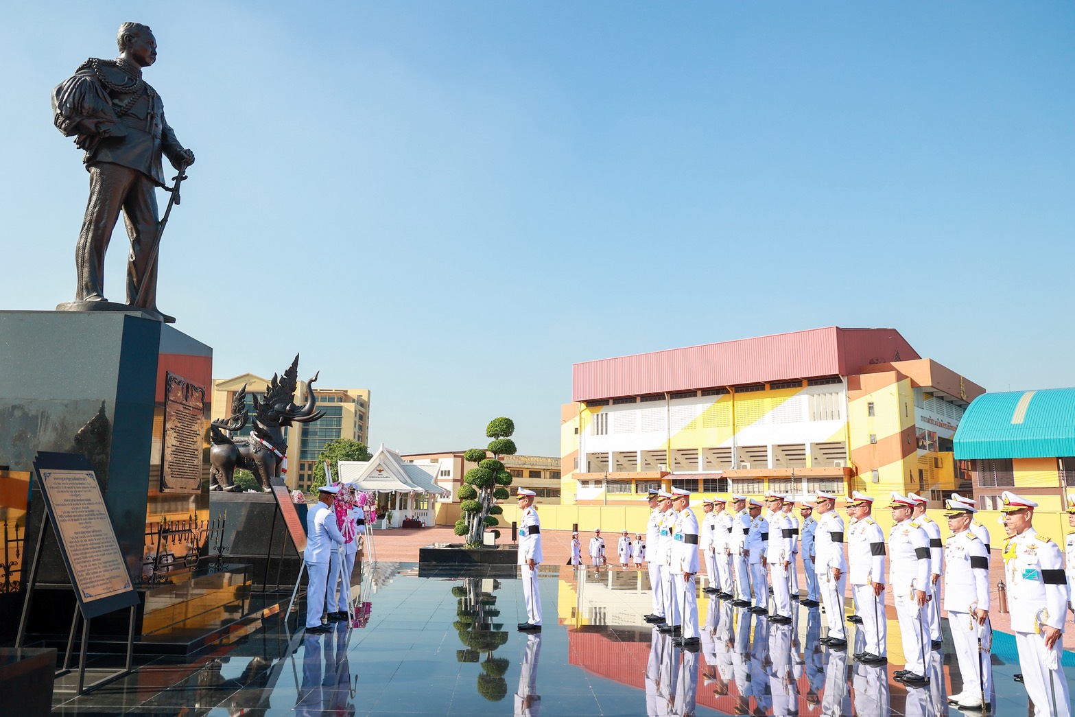 ปลัดกระทรวงกลาโหมร่วมวางพวงมาลาถวายราชสักการะ น้อมรำลึกพระมหากรุณาธิคุณ “สมเด็จพระปิยมหาราช” เนื่องในวันปิยมหาราช ประจำปี ๒๕๖๙ — ภาพที่ 2