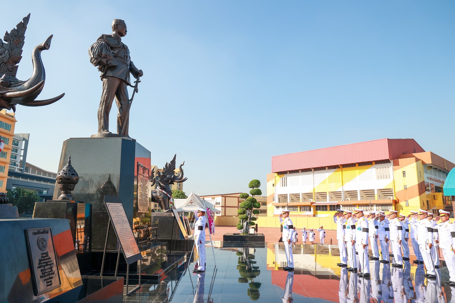 ปลัดกระทรวงกลาโหมร่วมวางพวงมาลาถวายราชสักการะ น้อมรำลึกพระมหากรุณาธิคุณ “สมเด็จพระปิยมหาราช” เนื่องในวันปิยมหาราช ประจำปี ๒๕๖๙ — ภาพที่ 4