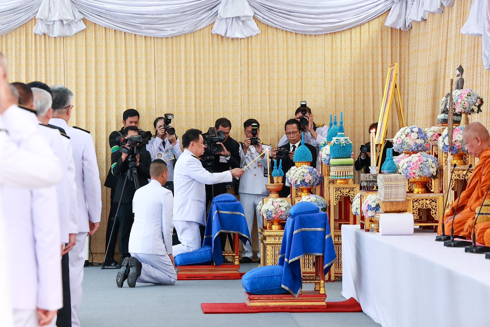 ปลัดกระทรวงกลาโหม ร่วมพิธีทำบุญตักบาตรถวายพระราชกุศล เนื่องในวันคล้ายวันสวรรคต สมเด็จพระนางเจ้าสิริกิติ์ พระบรมราชินีนาถ พระบรมราชชนนีพันปีหลวง ๒๔ ตุลาคม ๒๕๖๙ — ภาพที่ 3