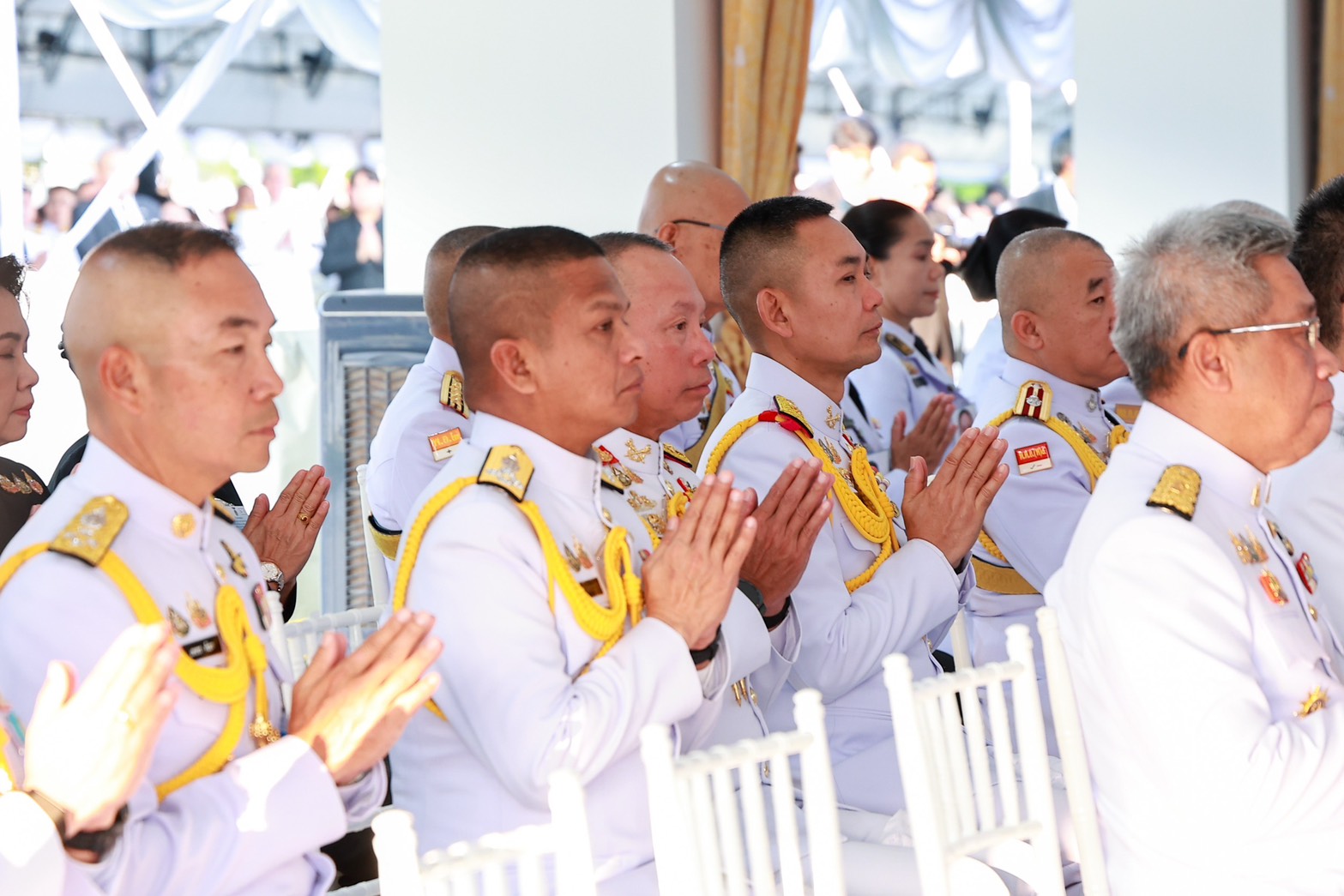 ปลัดกระทรวงกลาโหม ร่วมพิธีทำบุญตักบาตรถวายพระราชกุศล เนื่องในวันคล้ายวันสวรรคต สมเด็จพระนางเจ้าสิริกิติ์ พระบรมราชินีนาถ พระบรมราชชนนีพันปีหลวง ๒๔ ตุลาคม ๒๕๖๙ — ภาพที่ 4