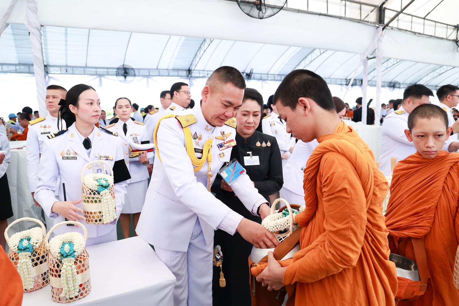 ปลัดกระทรวงกลาโหม ร่วมพิธีทำบุญตักบาตรถวายพระราชกุศล เนื่องในวันคล้ายวันสวรรคต สมเด็จพระนางเจ้าสิริกิติ์ พระบรมราชินีนาถ พระบรมราชชนนีพันปีหลวง ๒๔ ตุลาคม ๒๕๖๙ — ภาพที่ 7