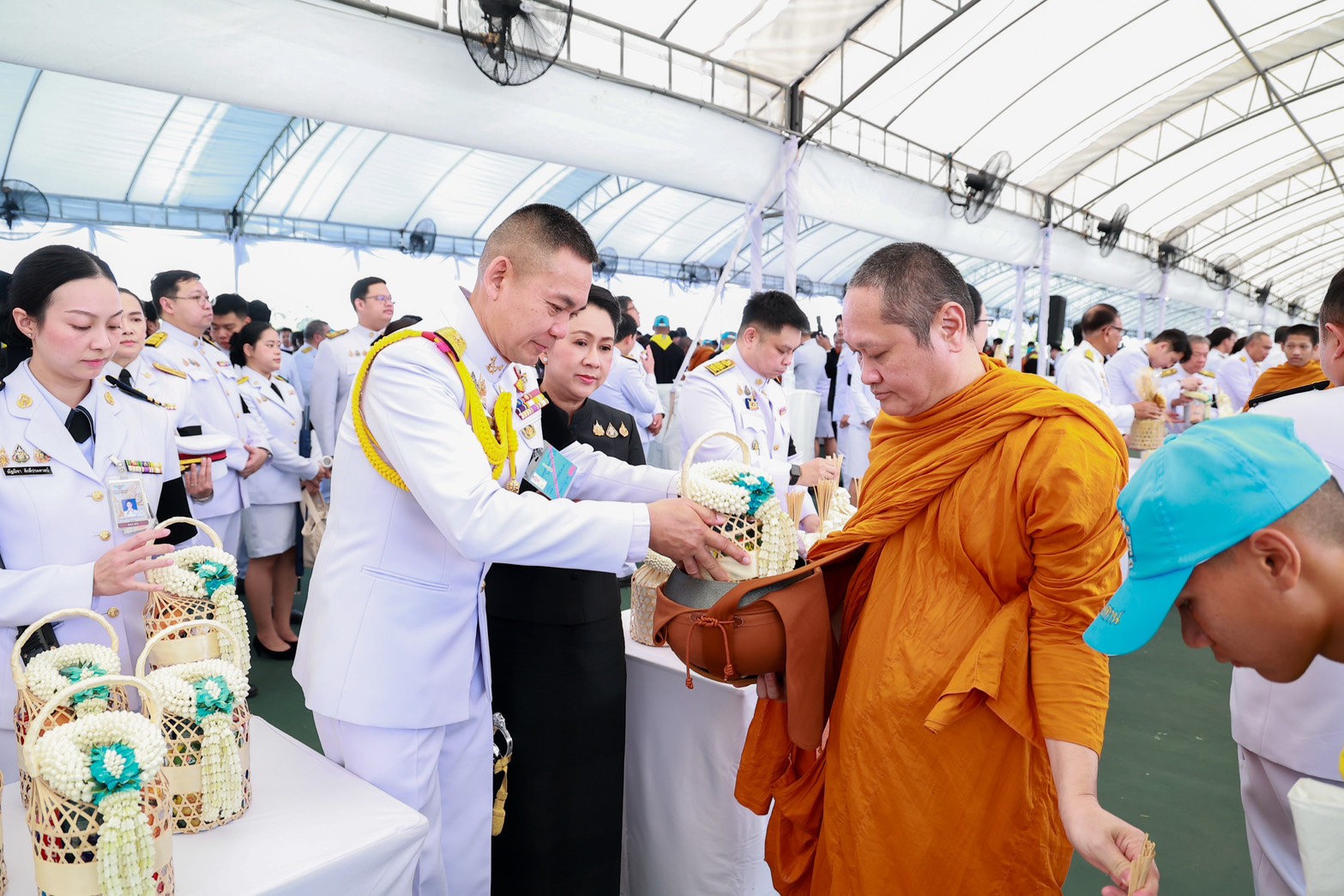 ปลัดกระทรวงกลาโหม ร่วมพิธีทำบุญตักบาตรถวายพระราชกุศล เนื่องในวันคล้ายวันสวรรคต สมเด็จพระนางเจ้าสิริกิติ์ พระบรมราชินีนาถ พระบรมราชชนนีพันปีหลวง ๒๔ ตุลาคม ๒๕๖๙ — ภาพที่ 6