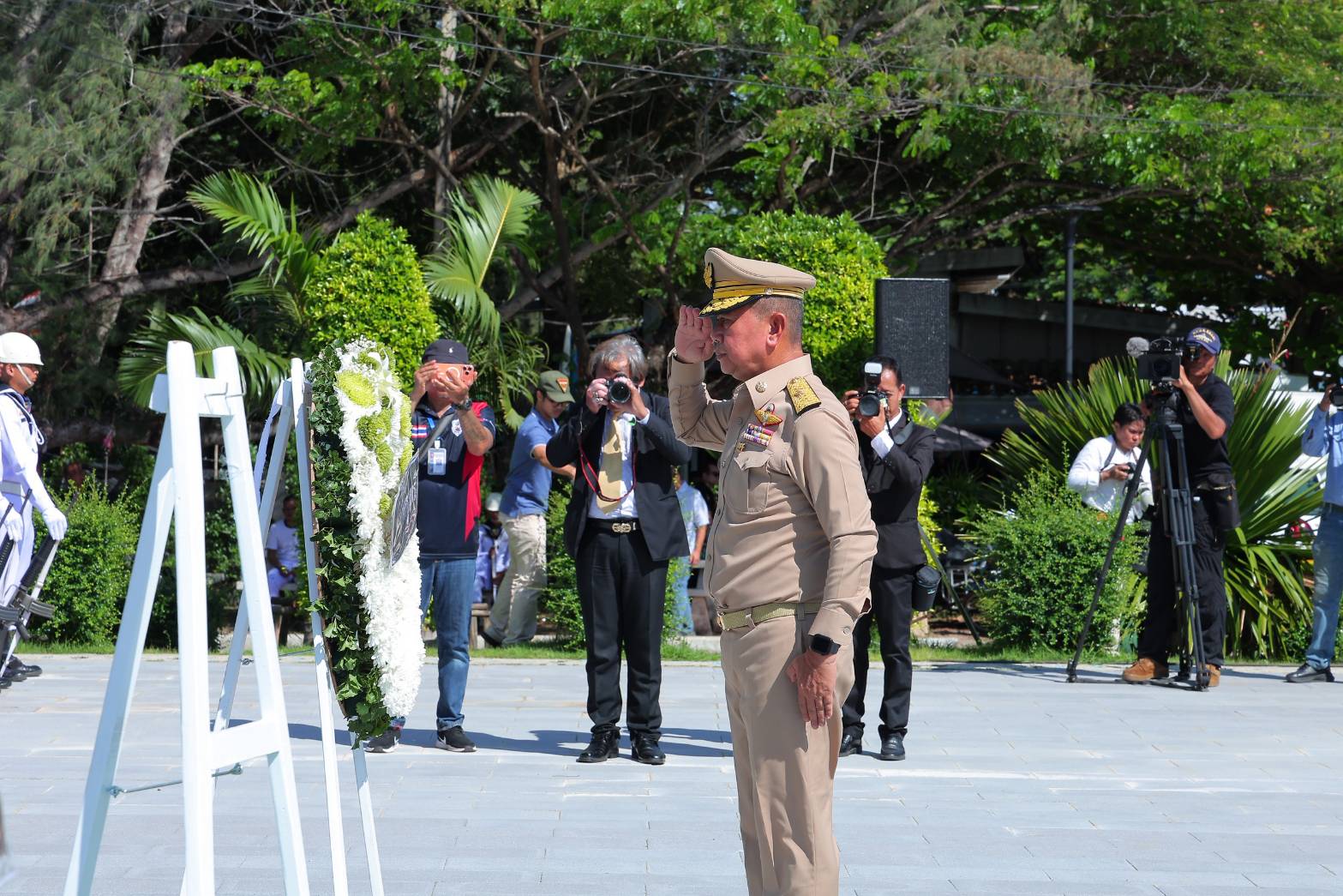 รมว.กลาโหม ร่วมพิธีวางพวงมาลา รำลึก 76 ปี สดุดีวีรชนทหารเรือไทยสมรภูมิเกาหลี เชิดชูเกียรติผู้กล้า ผู้เสียสละเพื่อชาติ — ภาพที่ 3