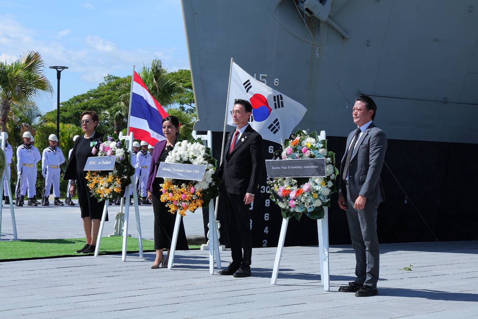 รมว.กลาโหม ร่วมพิธีวางพวงมาลา รำลึก 76 ปี สดุดีวีรชนทหารเรือไทยสมรภูมิเกาหลี เชิดชูเกียรติผู้กล้า ผู้เสียสละเพื่อชาติ — ภาพที่ 4