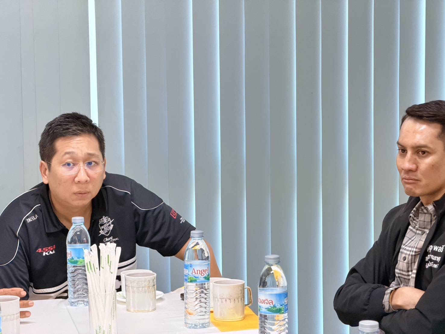 "ภัทร​พงศ์" ลงพื้นที่หารือแนวทางการฟื้นฟูเส้นทางสัญจรหลังสถานการณ์​อุทกภัย​เริ่มคลี่คลาย พร้อมส่งมอบถุงยังชีพให้กับผู้นำท้องถิ่นในอำเภอหนองเสือ จังหวัดปทุมธานี — ภาพที่ 3