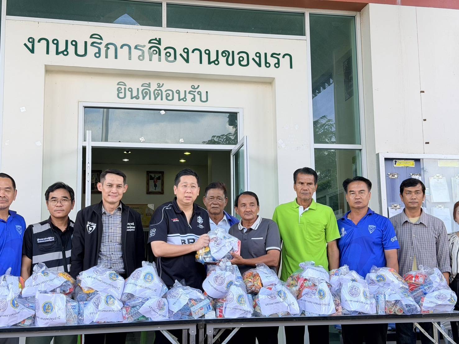 "ภัทร​พงศ์" ลงพื้นที่หารือแนวทางการฟื้นฟูเส้นทางสัญจรหลังสถานการณ์​อุทกภัย​เริ่มคลี่คลาย พร้อมส่งมอบถุงยังชีพให้กับผู้นำท้องถิ่นในอำเภอหนองเสือ จังหวัดปทุมธานี — ภาพที่ 2