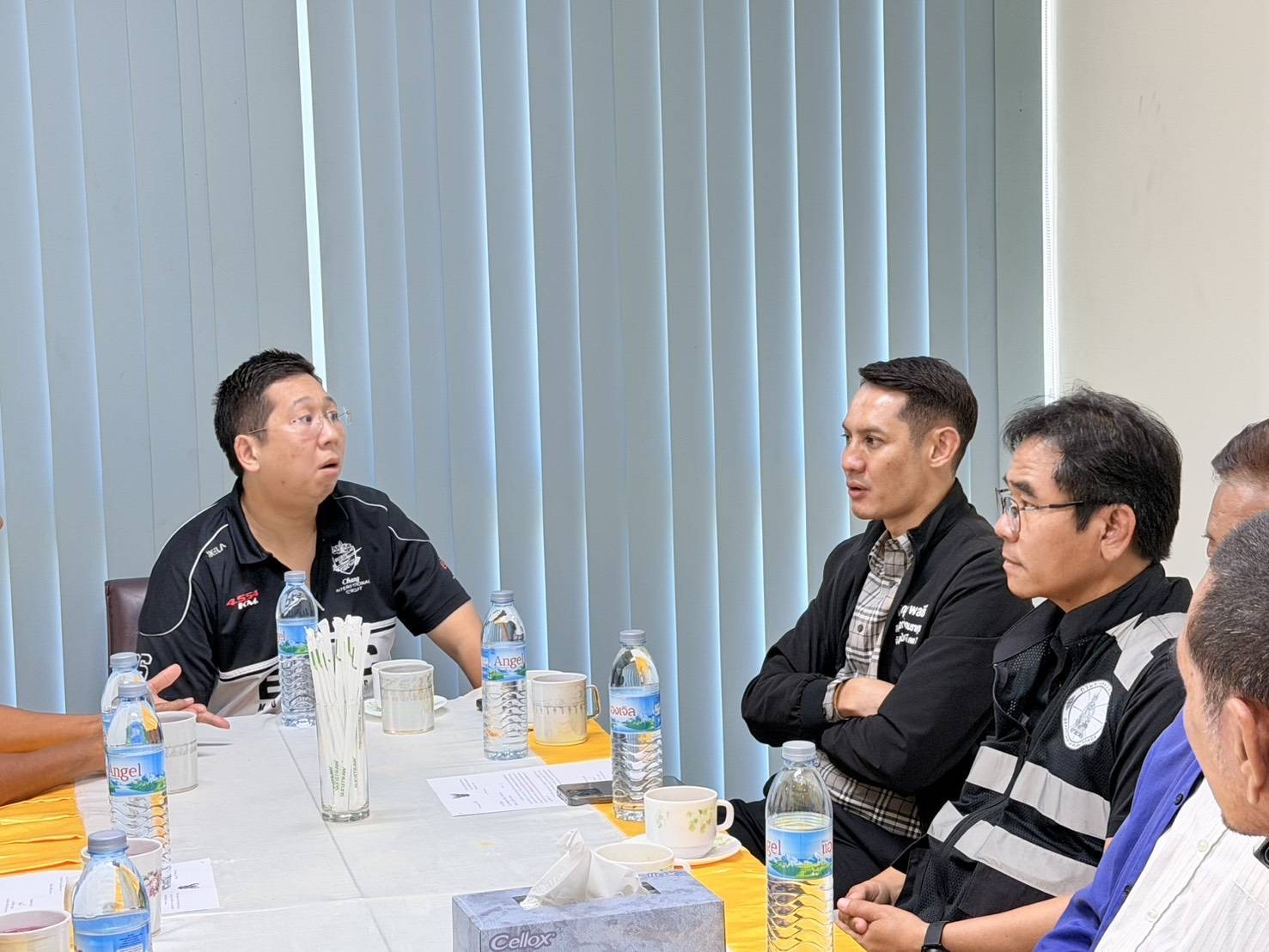 "ภัทร​พงศ์" ลงพื้นที่หารือแนวทางการฟื้นฟูเส้นทางสัญจรหลังสถานการณ์​อุทกภัย​เริ่มคลี่คลาย พร้อมส่งมอบถุงยังชีพให้กับผู้นำท้องถิ่นในอำเภอหนองเสือ จังหวัดปทุมธานี — ภาพที่ 5