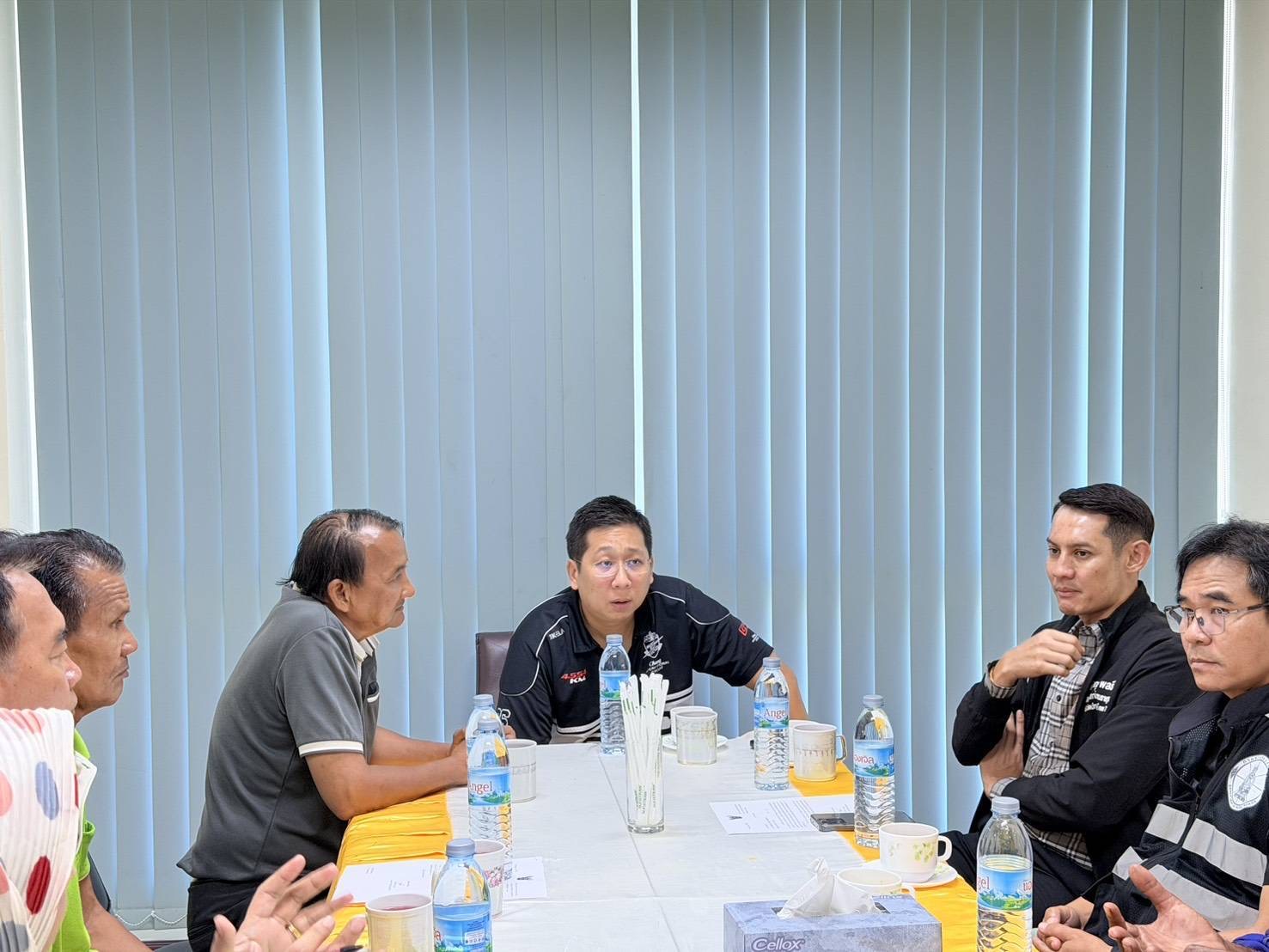"ภัทร​พงศ์" ลงพื้นที่หารือแนวทางการฟื้นฟูเส้นทางสัญจรหลังสถานการณ์​อุทกภัย​เริ่มคลี่คลาย พร้อมส่งมอบถุงยังชีพให้กับผู้นำท้องถิ่นในอำเภอหนองเสือ จังหวัดปทุมธานี — ภาพที่ 4
