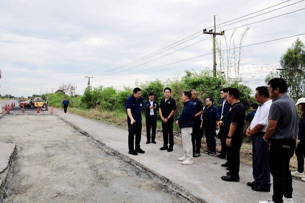 “ภัทรพงศ์” ลงพื้นที่ตรวจทางหลวงหมายเลข 11 สายแยกอินทร์บุรี–อำเภอสากเหล็ก ตอน อำเภอทับคล้อ–อำเภอสากเหล็ก เร่งซ่อมแซมผิวทางภายในเดือนพฤศจิกายน 2569 เพื่อความปลอดภัยในการใช้รถใช้ถนนของประชาชน — ภาพที่ 7