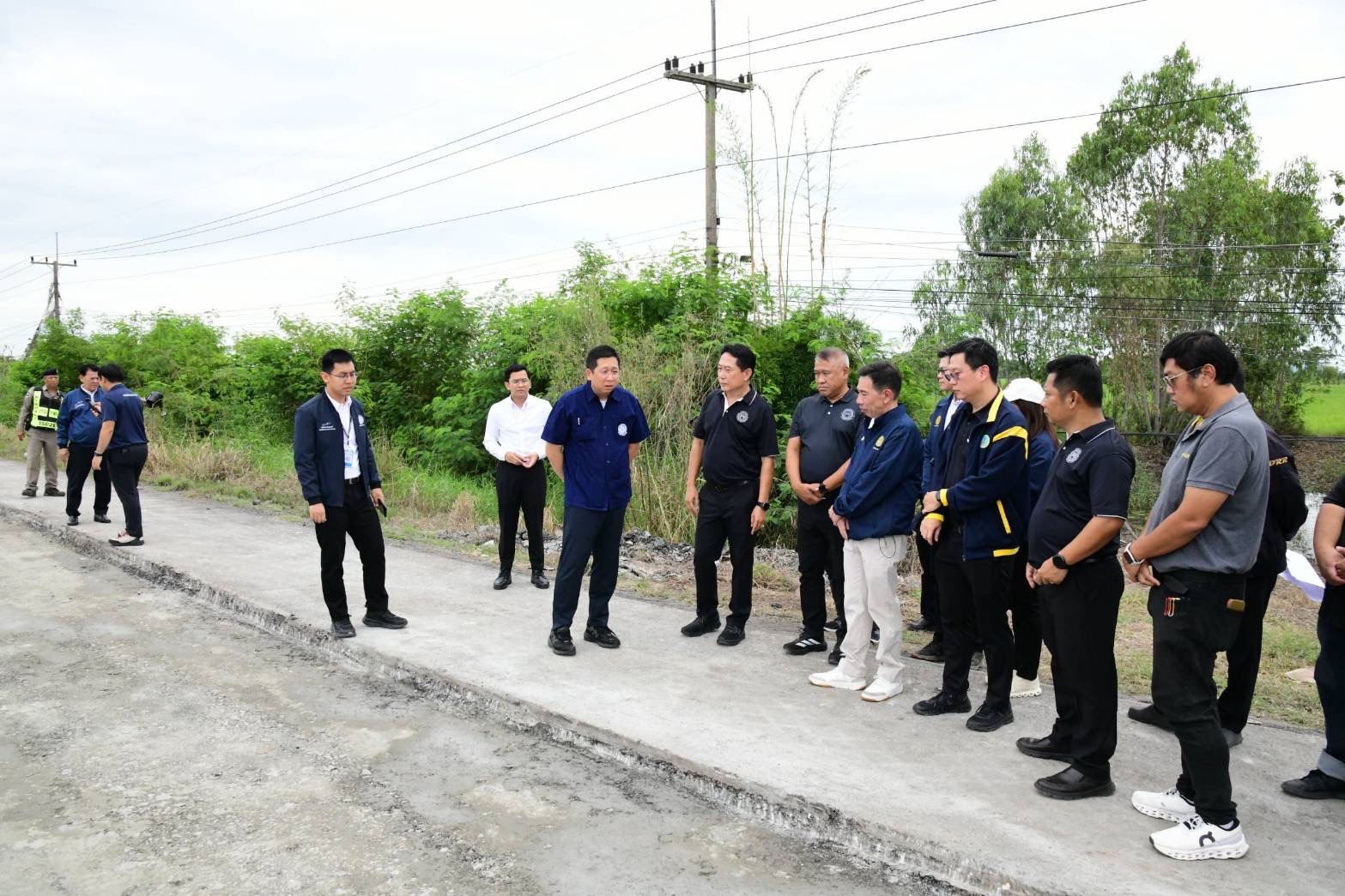“ภัทรพงศ์” ลงพื้นที่ตรวจทางหลวงหมายเลข 11 สายแยกอินทร์บุรี–อำเภอสากเหล็ก ตอน อำเภอทับคล้อ–อำเภอสากเหล็ก เร่งซ่อมแซมผิวทางภายในเดือนพฤศจิกายน 2569 เพื่อความปลอดภัยในการใช้รถใช้ถนนของประชาชน — ภาพที่ 6