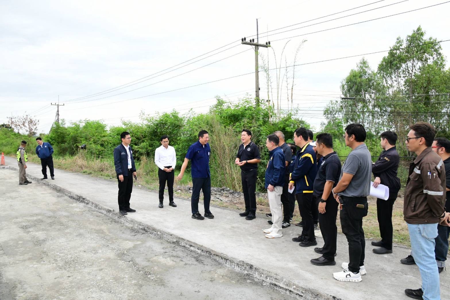 “ภัทรพงศ์” ลงพื้นที่ตรวจทางหลวงหมายเลข 11 สายแยกอินทร์บุรี–อำเภอสากเหล็ก ตอน อำเภอทับคล้อ–อำเภอสากเหล็ก เร่งซ่อมแซมผิวทางภายในเดือนพฤศจิกายน 2569 เพื่อความปลอดภัยในการใช้รถใช้ถนนของประชาชน — ภาพที่ 9
