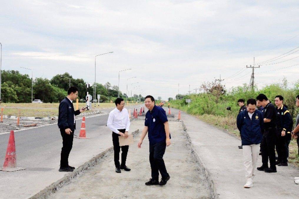 “ภัทรพงศ์” ลงพื้นที่ตรวจทางหลวงหมายเลข 11 สายแยกอินทร์บุรี–อำเภอสากเหล็ก ตอน อำเภอทับคล้อ–อำเภอสากเหล็ก เร่งซ่อมแซมผิวทางภายในเดือนพฤศจิกายน 2569 เพื่อความปลอดภัยในการใช้รถใช้ถนนของประชาชน — ภาพที่ 11