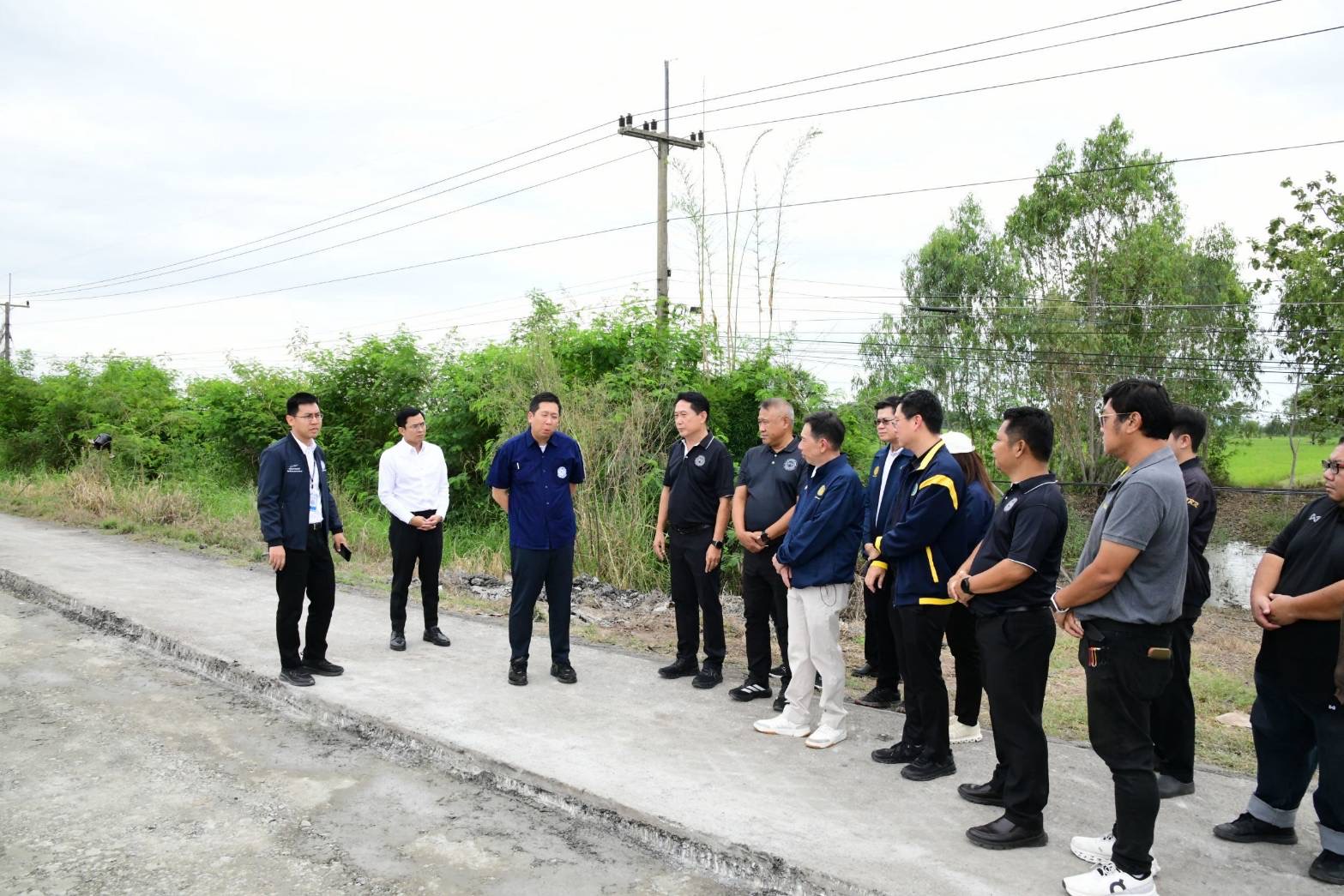 “ภัทรพงศ์” ลงพื้นที่ตรวจทางหลวงหมายเลข 11 สายแยกอินทร์บุรี–อำเภอสากเหล็ก ตอน อำเภอทับคล้อ–อำเภอสากเหล็ก เร่งซ่อมแซมผิวทางภายในเดือนพฤศจิกายน 2569 เพื่อความปลอดภัยในการใช้รถใช้ถนนของประชาชน — ภาพที่ 4