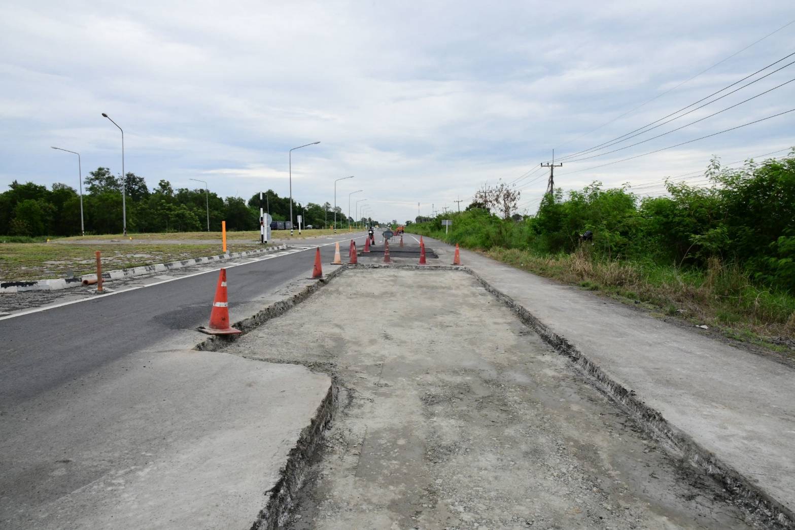 “ภัทรพงศ์” ลงพื้นที่ตรวจทางหลวงหมายเลข 11 สายแยกอินทร์บุรี–อำเภอสากเหล็ก ตอน อำเภอทับคล้อ–อำเภอสากเหล็ก เร่งซ่อมแซมผิวทางภายในเดือนพฤศจิกายน 2569 เพื่อความปลอดภัยในการใช้รถใช้ถนนของประชาชน — ภาพที่ 12