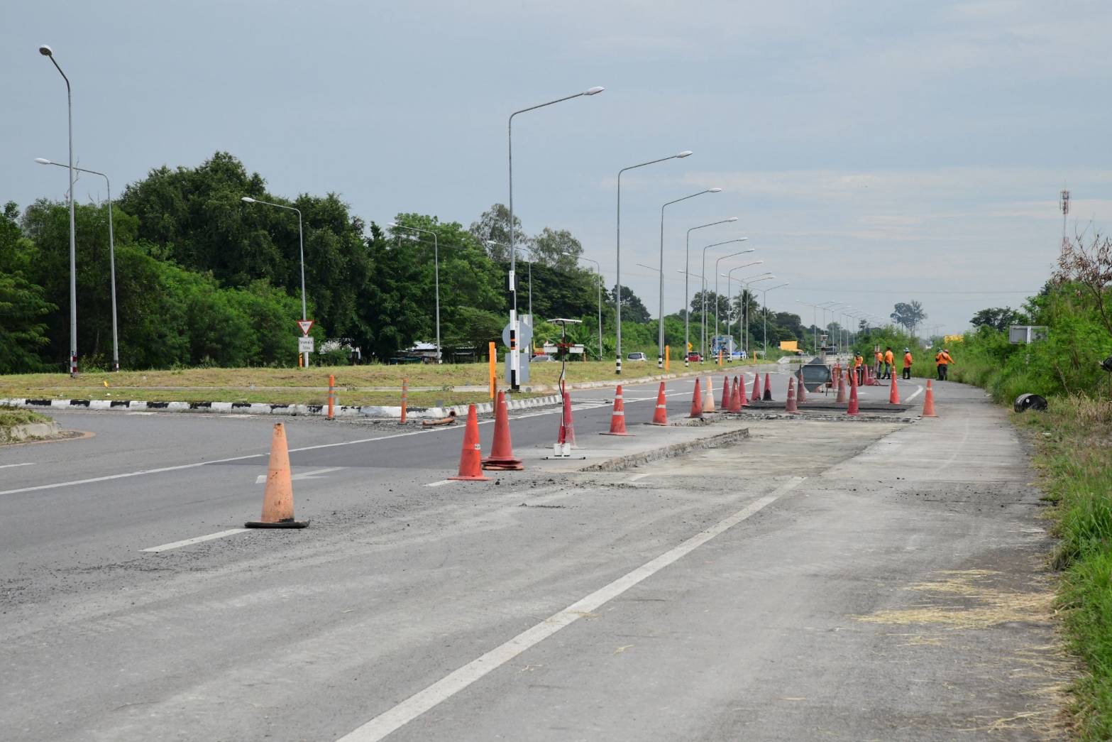 “ภัทรพงศ์” ลงพื้นที่ตรวจทางหลวงหมายเลข 11 สายแยกอินทร์บุรี–อำเภอสากเหล็ก ตอน อำเภอทับคล้อ–อำเภอสากเหล็ก เร่งซ่อมแซมผิวทางภายในเดือนพฤศจิกายน 2569 เพื่อความปลอดภัยในการใช้รถใช้ถนนของประชาชน — ภาพที่ 13