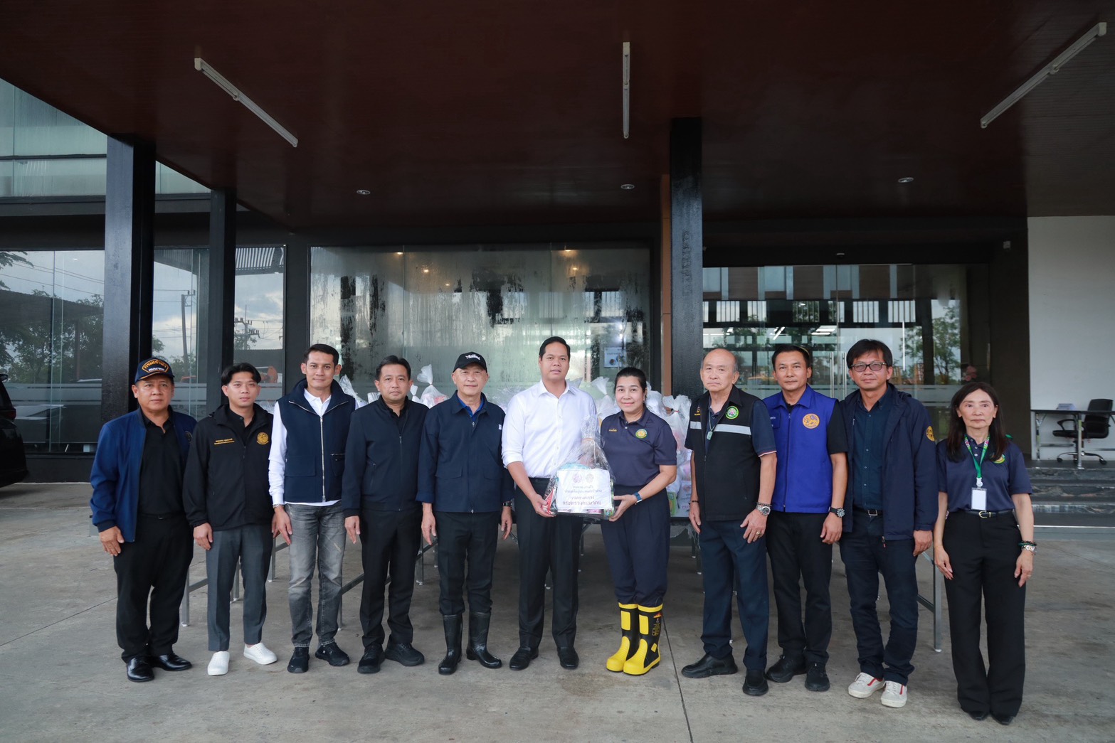 “สรรเพชญ” ลุยส่งต่อถุงยังชีพกว่า 500 ชุด บรรเทาทุกข์น้ำท่วมปทุมธานี หลายครัวเรือนยังเผชิญน้ำท่วมขัง — ภาพที่ 2