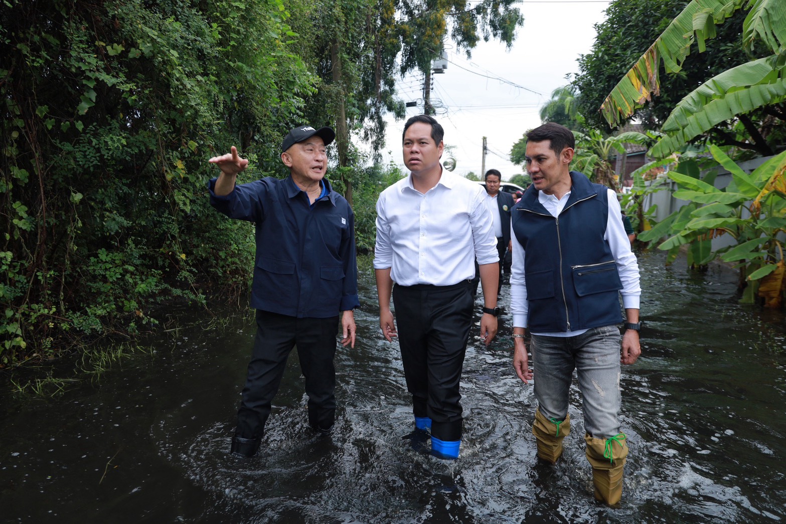 “สรรเพชญ” ลุยส่งต่อถุงยังชีพกว่า 500 ชุด บรรเทาทุกข์น้ำท่วมปทุมธานี หลายครัวเรือนยังเผชิญน้ำท่วมขัง — ภาพที่ 3