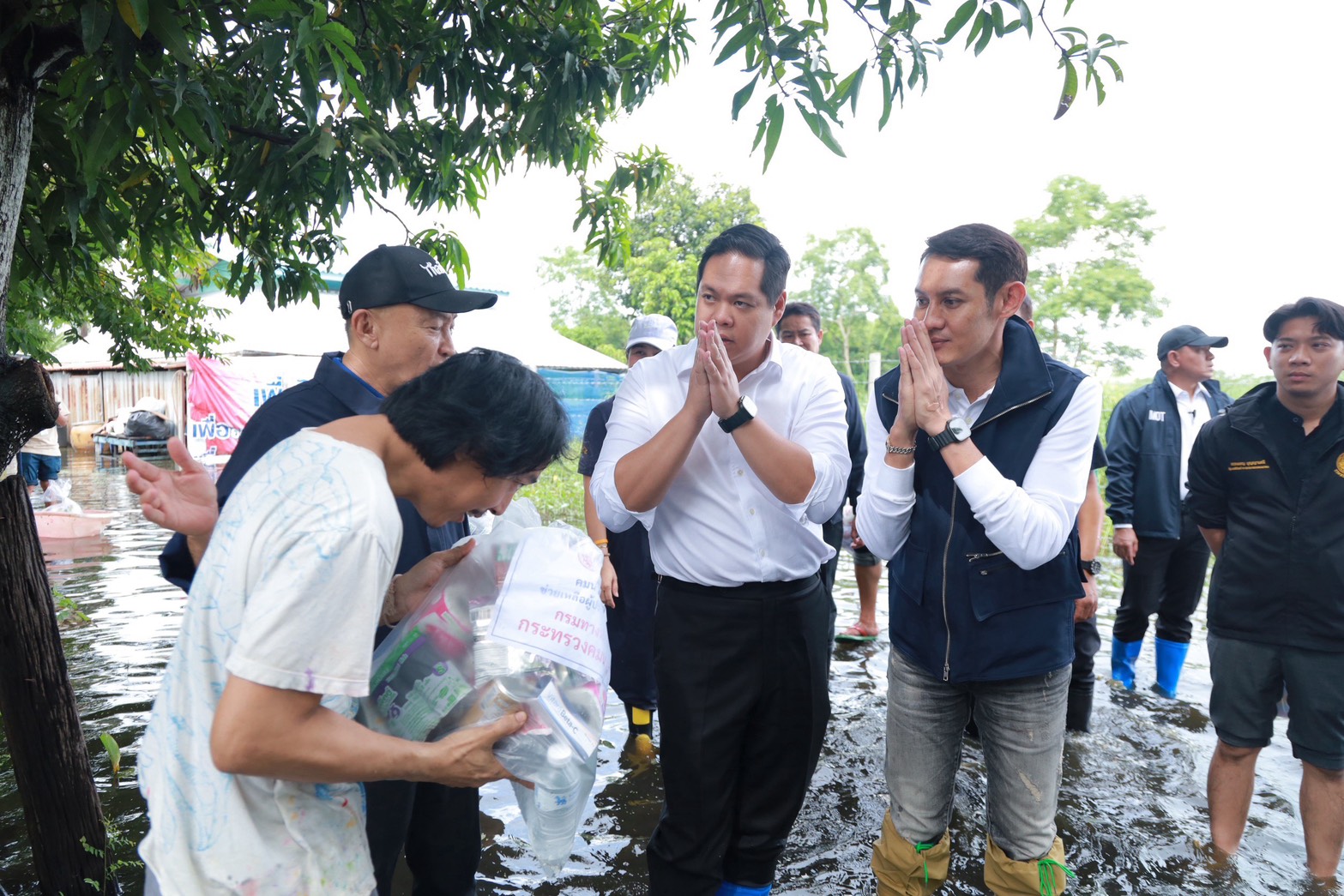 “สรรเพชญ” ลุยส่งต่อถุงยังชีพกว่า 500 ชุด บรรเทาทุกข์น้ำท่วมปทุมธานี หลายครัวเรือนยังเผชิญน้ำท่วมขัง — ภาพที่ 5
