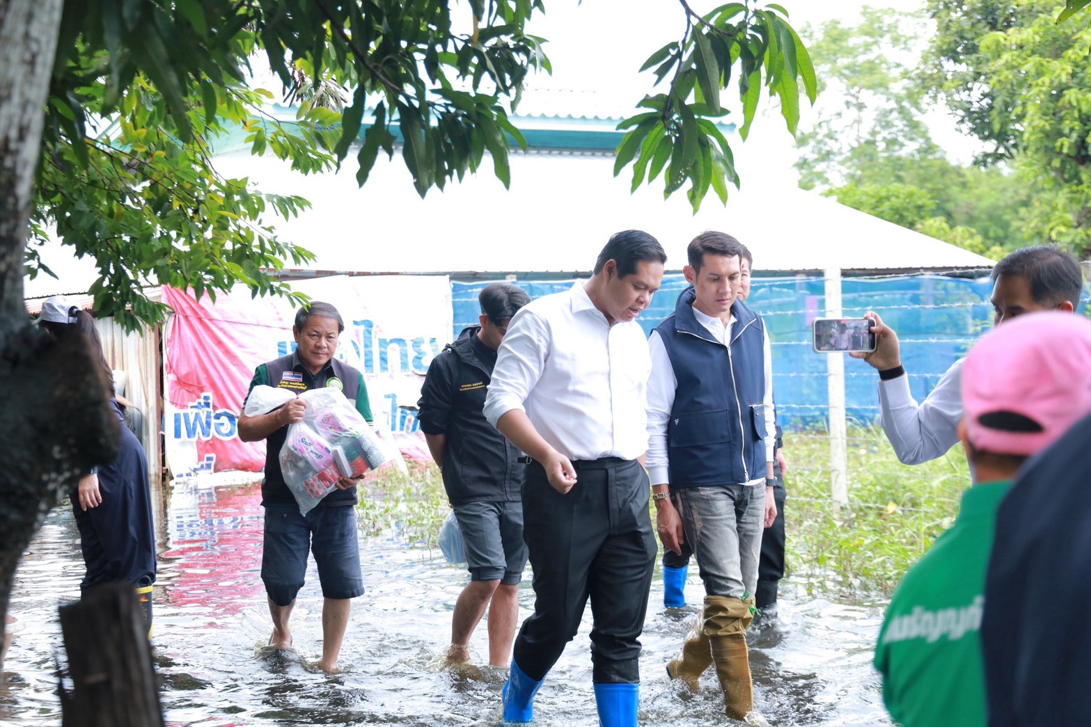 “สรรเพชญ” ลุยส่งต่อถุงยังชีพกว่า 500 ชุด บรรเทาทุกข์น้ำท่วมปทุมธานี หลายครัวเรือนยังเผชิญน้ำท่วมขัง — ภาพที่ 4