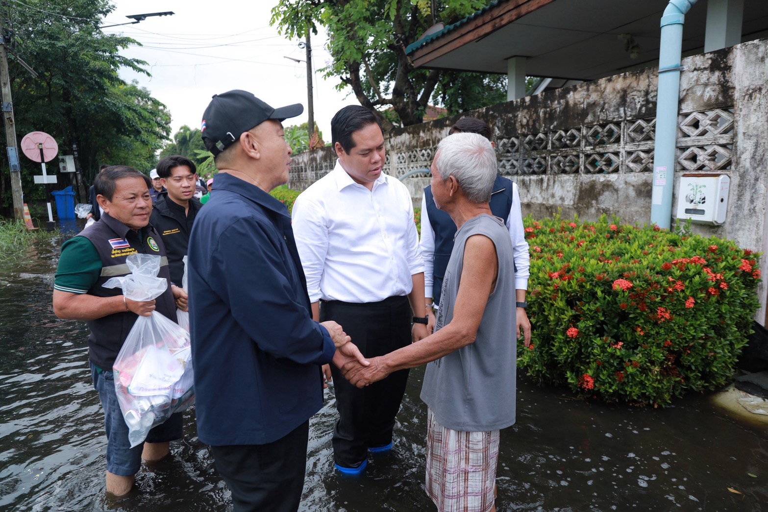 “สรรเพชญ” ลุยส่งต่อถุงยังชีพกว่า 500 ชุด บรรเทาทุกข์น้ำท่วมปทุมธานี หลายครัวเรือนยังเผชิญน้ำท่วมขัง — ภาพที่ 6