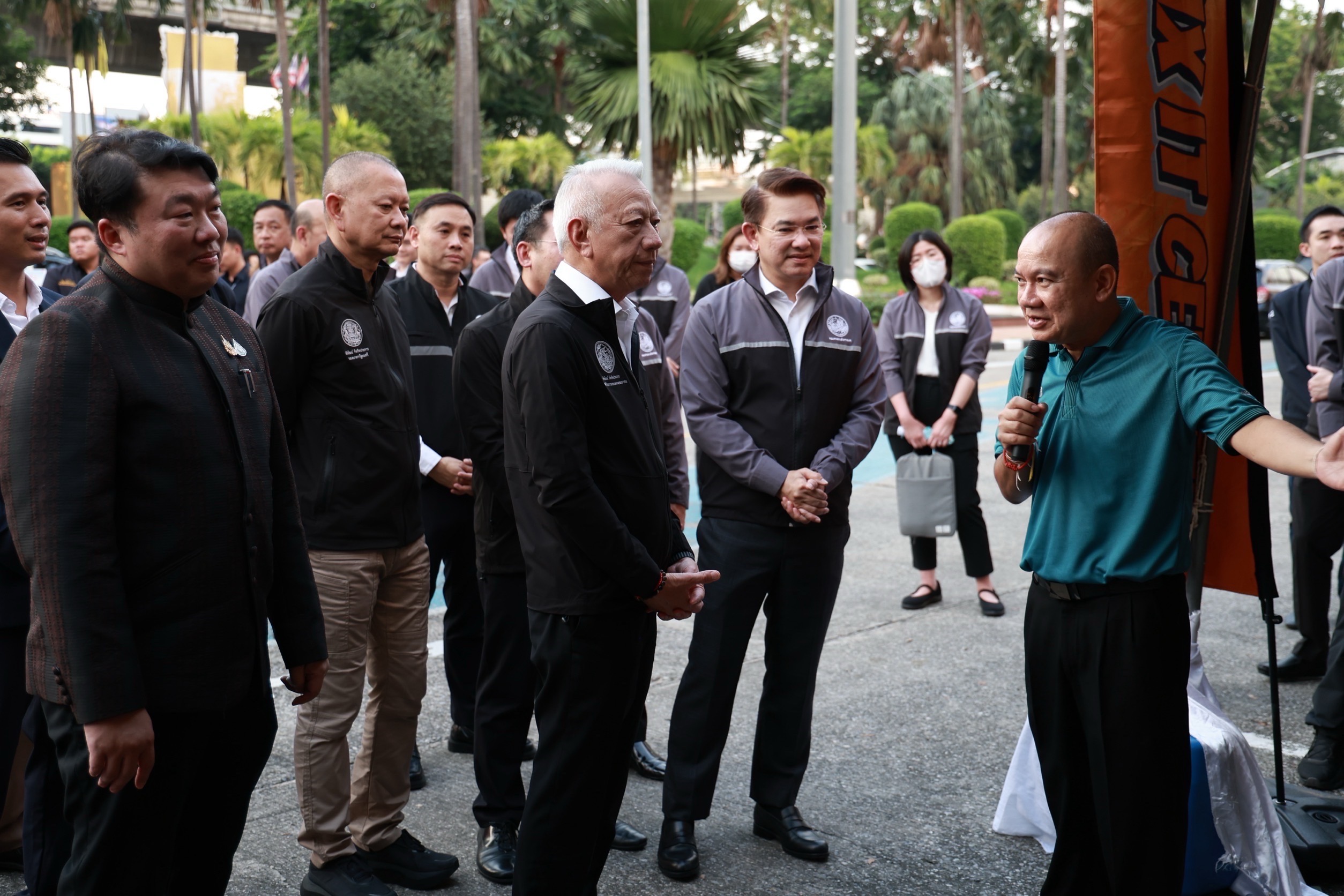 "พิพัฒน์” เปิดศูนย์ “คมนาคมร่วมใจช่วยรถน้ำท่วม” ผนึกกำลังภาคีเครือข่าย ตรวจเช็ก-ซ่อมมอเตอร์ไซค์ ฟรี! ช่วยประชาชนหลังน้ำท่วม ณ กรมการขนส่งทางบก — ภาพที่ 3