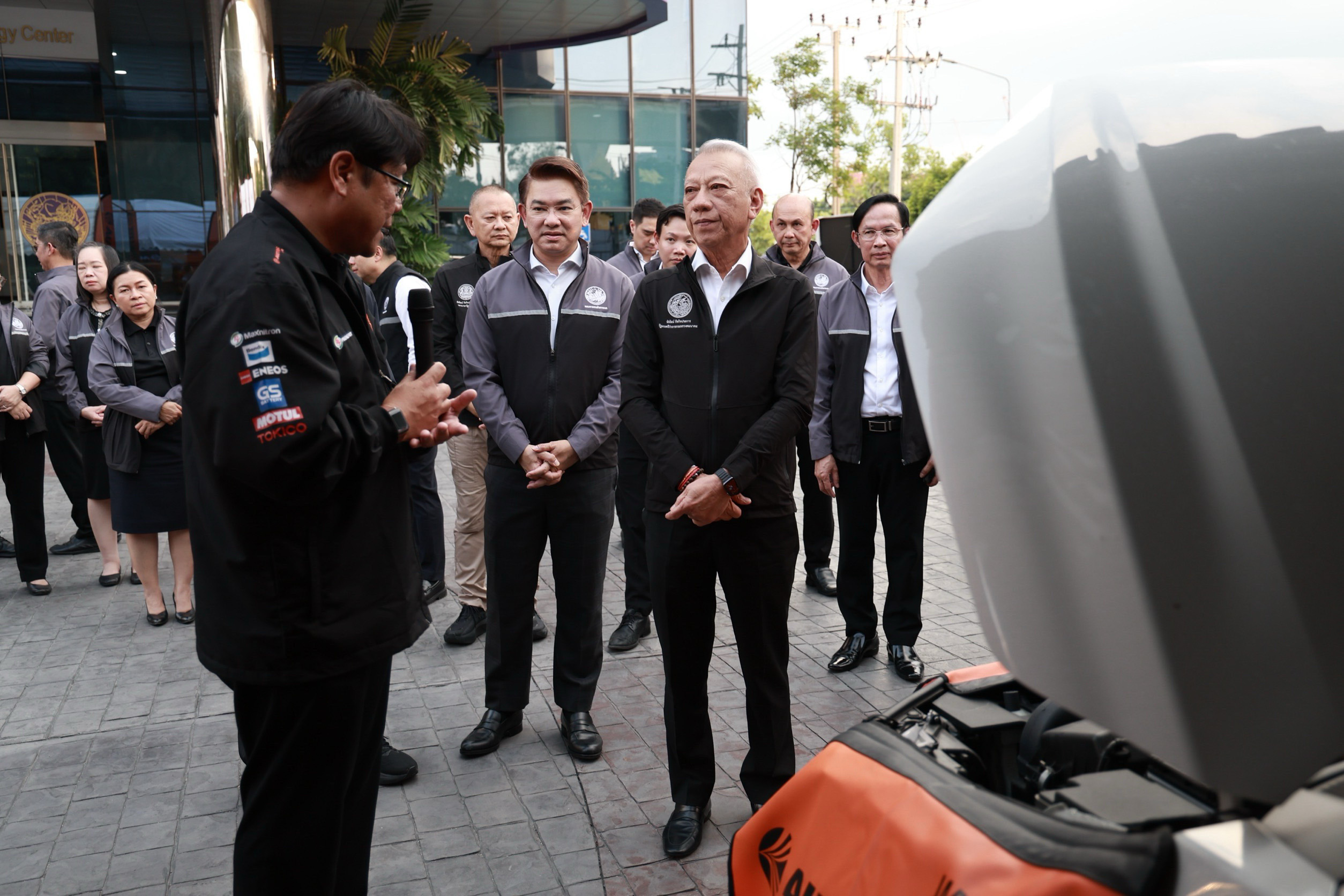 "พิพัฒน์” เปิดศูนย์ “คมนาคมร่วมใจช่วยรถน้ำท่วม” ผนึกกำลังภาคีเครือข่าย ตรวจเช็ก-ซ่อมมอเตอร์ไซค์ ฟรี! ช่วยประชาชนหลังน้ำท่วม ณ กรมการขนส่งทางบก — ภาพที่ 2