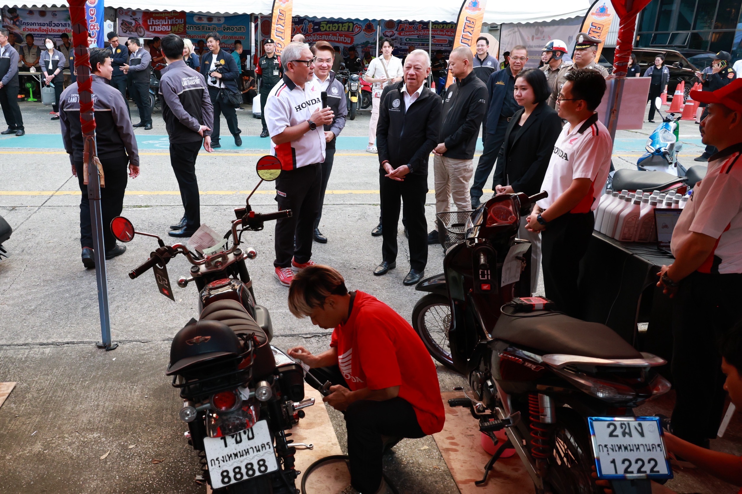 "พิพัฒน์” เปิดศูนย์ “คมนาคมร่วมใจช่วยรถน้ำท่วม” ผนึกกำลังภาคีเครือข่าย ตรวจเช็ก-ซ่อมมอเตอร์ไซค์ ฟรี! ช่วยประชาชนหลังน้ำท่วม ณ กรมการขนส่งทางบก — ภาพที่ 7