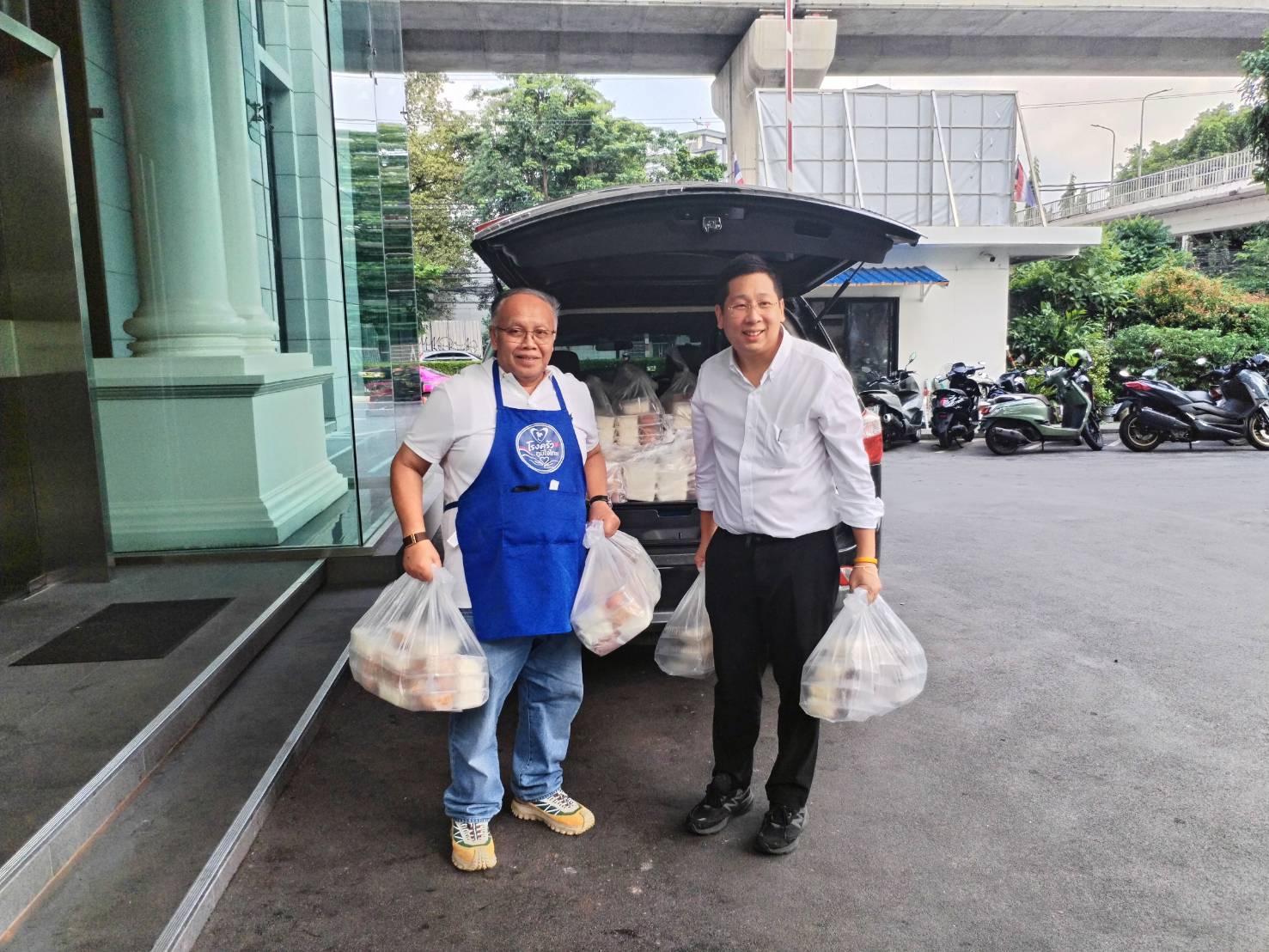 “ภัทรพงศ์” ห่วงใยชาวปทุมธานี ลงพื้นที่สำรวจเส้นทางสัญจร พร้อมมอบถุงยังชีพและข้าวกล่องจากโรงครัวภูมิใจไทย เผยสถานการณ์เริ่มคลี่คลาย — ภาพที่ 7