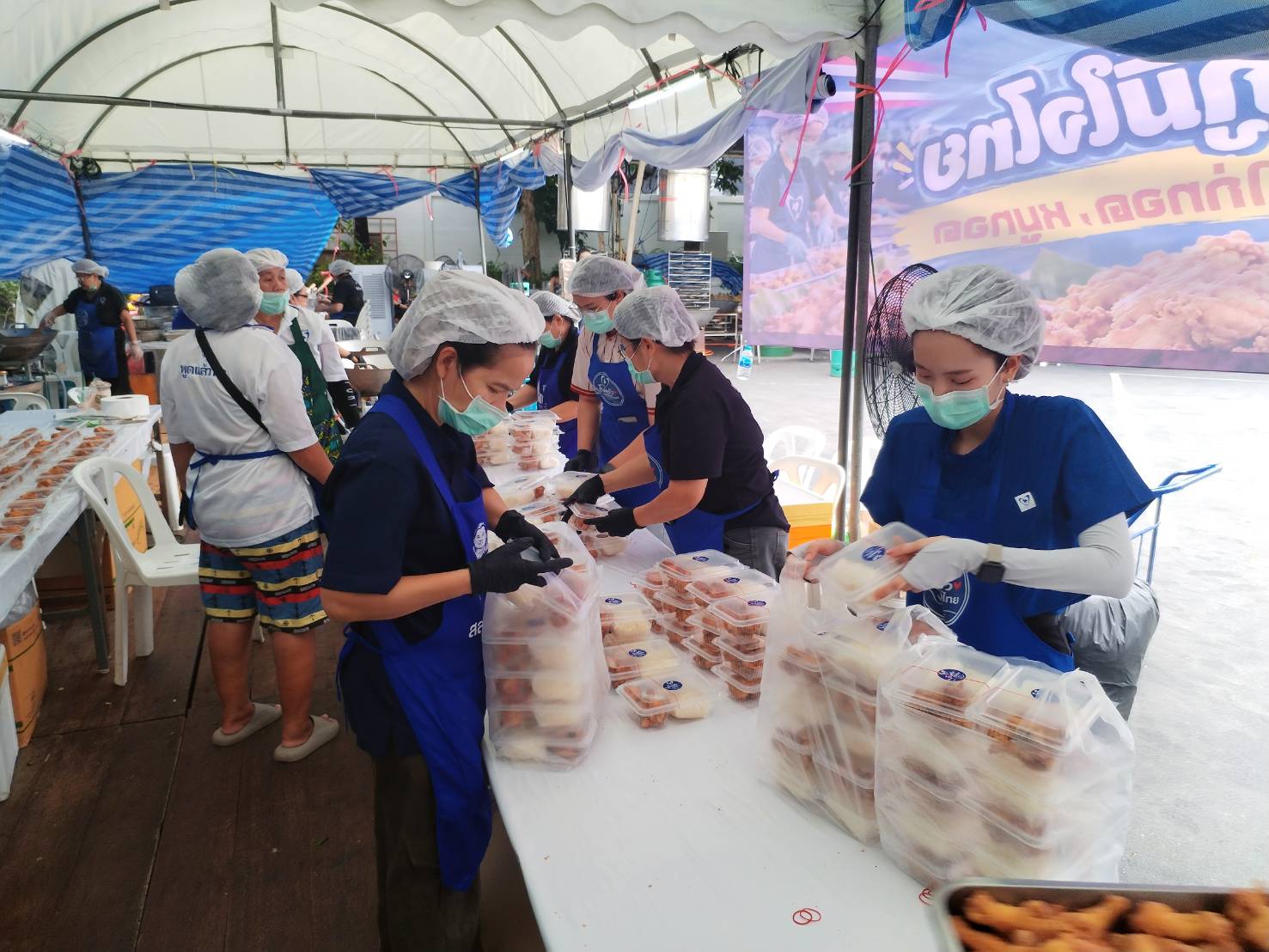 “ภัทรพงศ์” ห่วงใยชาวปทุมธานี ลงพื้นที่สำรวจเส้นทางสัญจร พร้อมมอบถุงยังชีพและข้าวกล่องจากโรงครัวภูมิใจไทย เผยสถานการณ์เริ่มคลี่คลาย — ภาพที่ 8