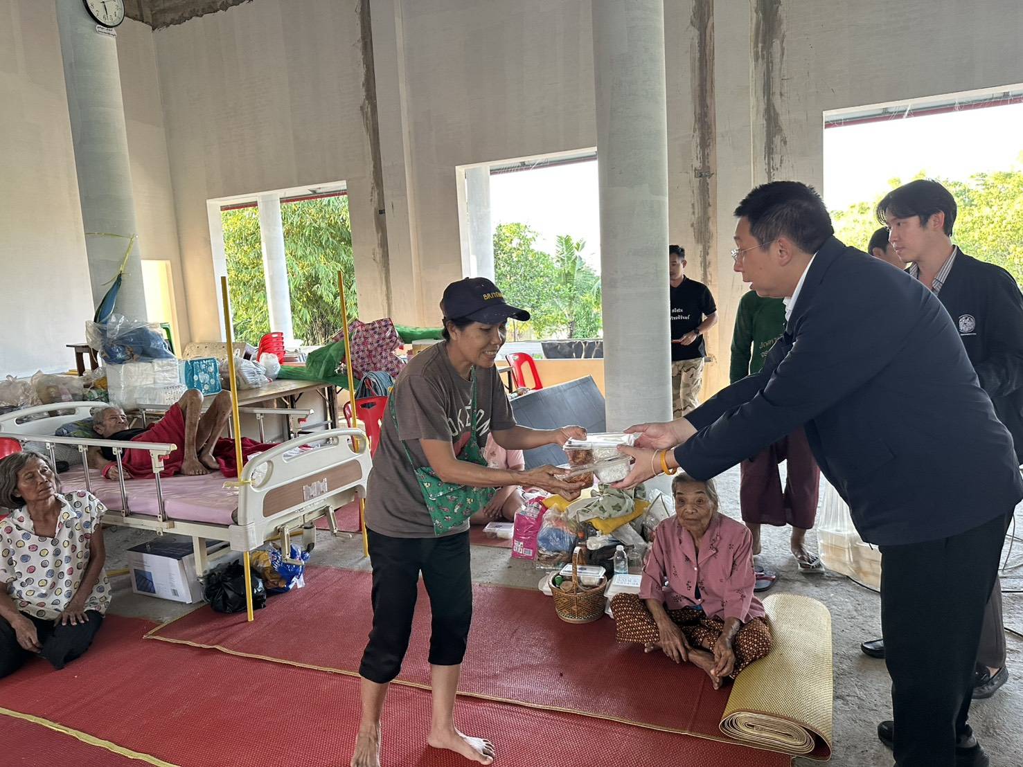 “ภัทรพงศ์” ห่วงใยชาวปทุมธานี ลงพื้นที่สำรวจเส้นทางสัญจร พร้อมมอบถุงยังชีพและข้าวกล่องจากโรงครัวภูมิใจไทย เผยสถานการณ์เริ่มคลี่คลาย — ภาพที่ 2