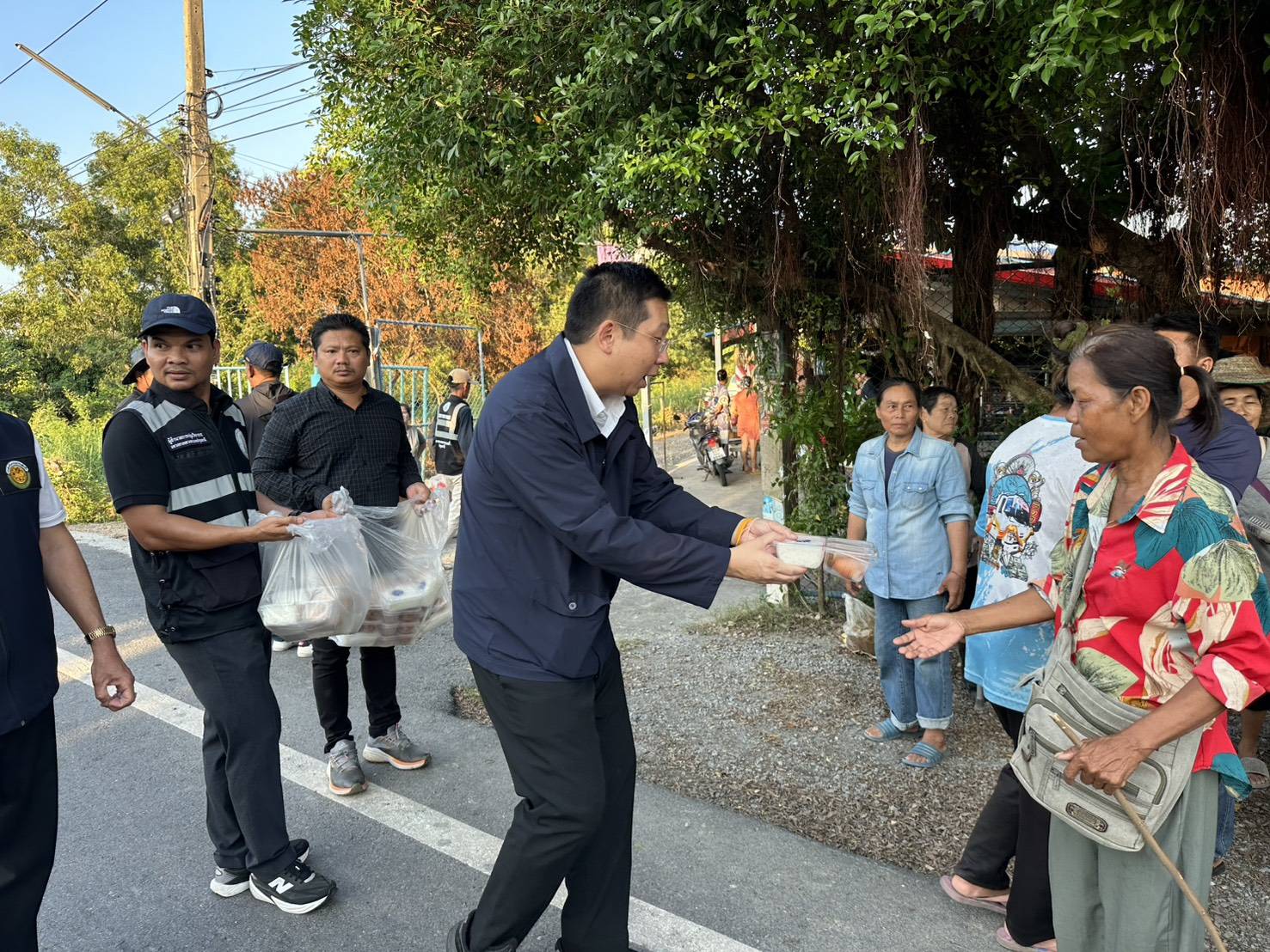 “ภัทรพงศ์” ห่วงใยชาวปทุมธานี ลงพื้นที่สำรวจเส้นทางสัญจร พร้อมมอบถุงยังชีพและข้าวกล่องจากโรงครัวภูมิใจไทย เผยสถานการณ์เริ่มคลี่คลาย — ภาพที่ 3