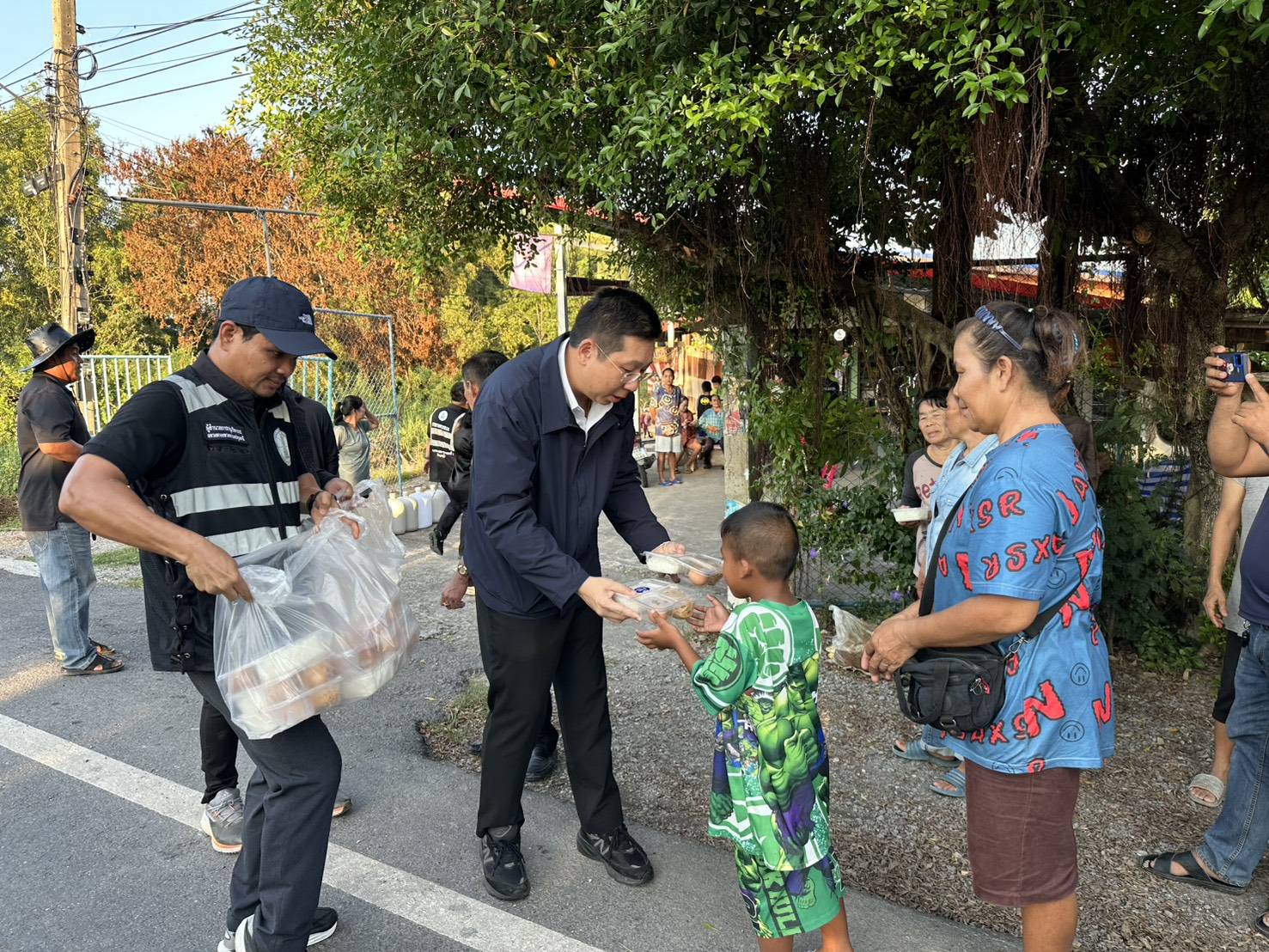 “ภัทรพงศ์” ห่วงใยชาวปทุมธานี ลงพื้นที่สำรวจเส้นทางสัญจร พร้อมมอบถุงยังชีพและข้าวกล่องจากโรงครัวภูมิใจไทย เผยสถานการณ์เริ่มคลี่คลาย — ภาพที่ 12