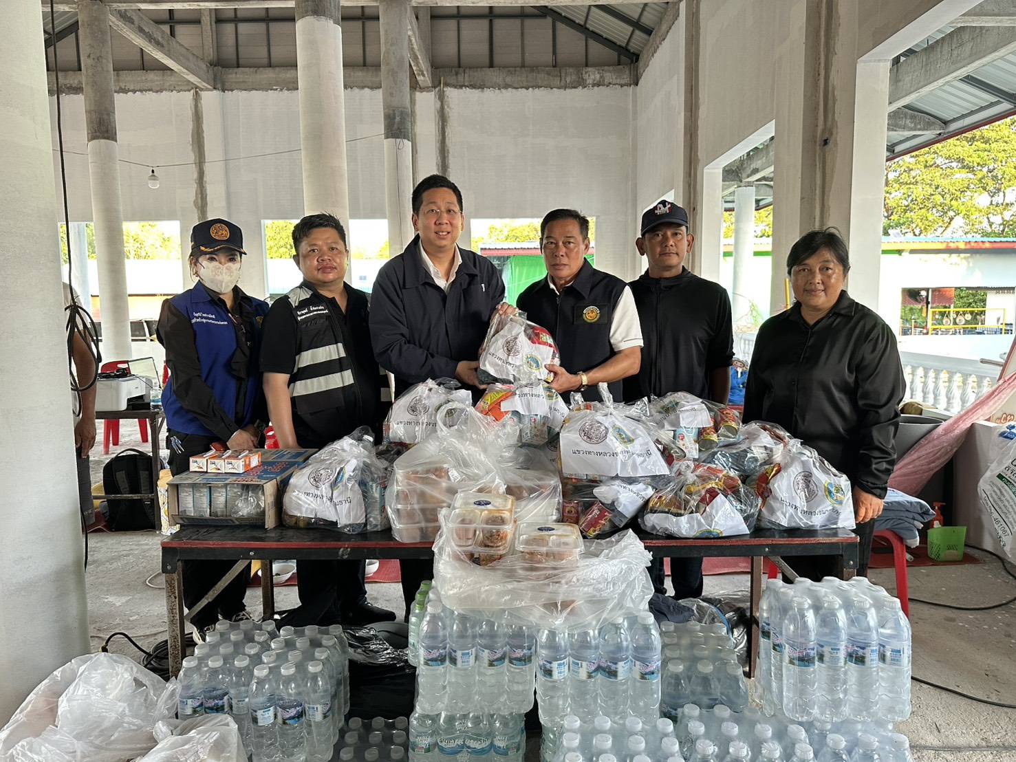 “ภัทรพงศ์” ห่วงใยชาวปทุมธานี ลงพื้นที่สำรวจเส้นทางสัญจร พร้อมมอบถุงยังชีพและข้าวกล่องจากโรงครัวภูมิใจไทย เผยสถานการณ์เริ่มคลี่คลาย — ภาพที่ 5