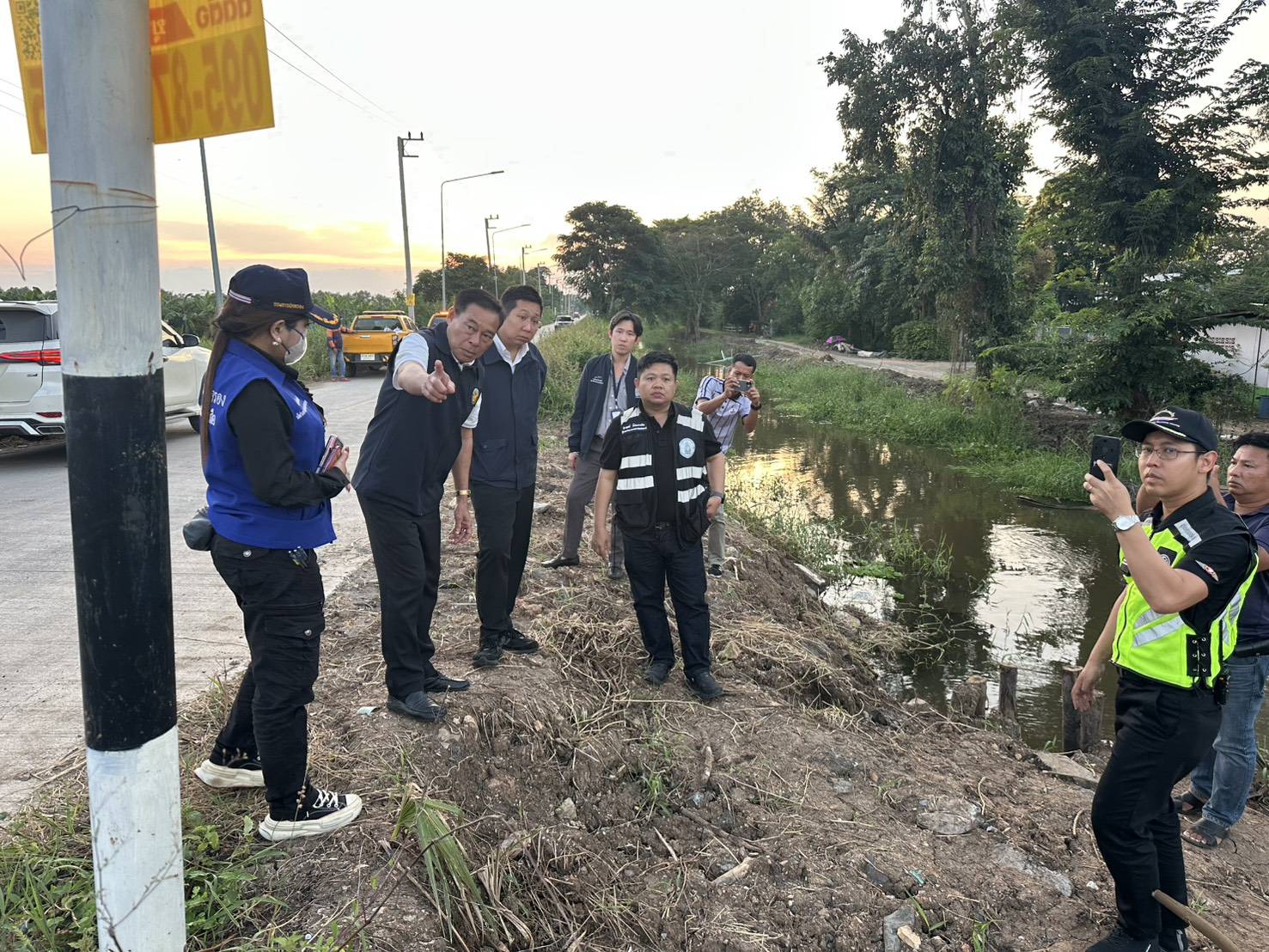 “ภัทรพงศ์” ห่วงใยชาวปทุมธานี ลงพื้นที่สำรวจเส้นทางสัญจร พร้อมมอบถุงยังชีพและข้าวกล่องจากโรงครัวภูมิใจไทย เผยสถานการณ์เริ่มคลี่คลาย — ภาพที่ 10