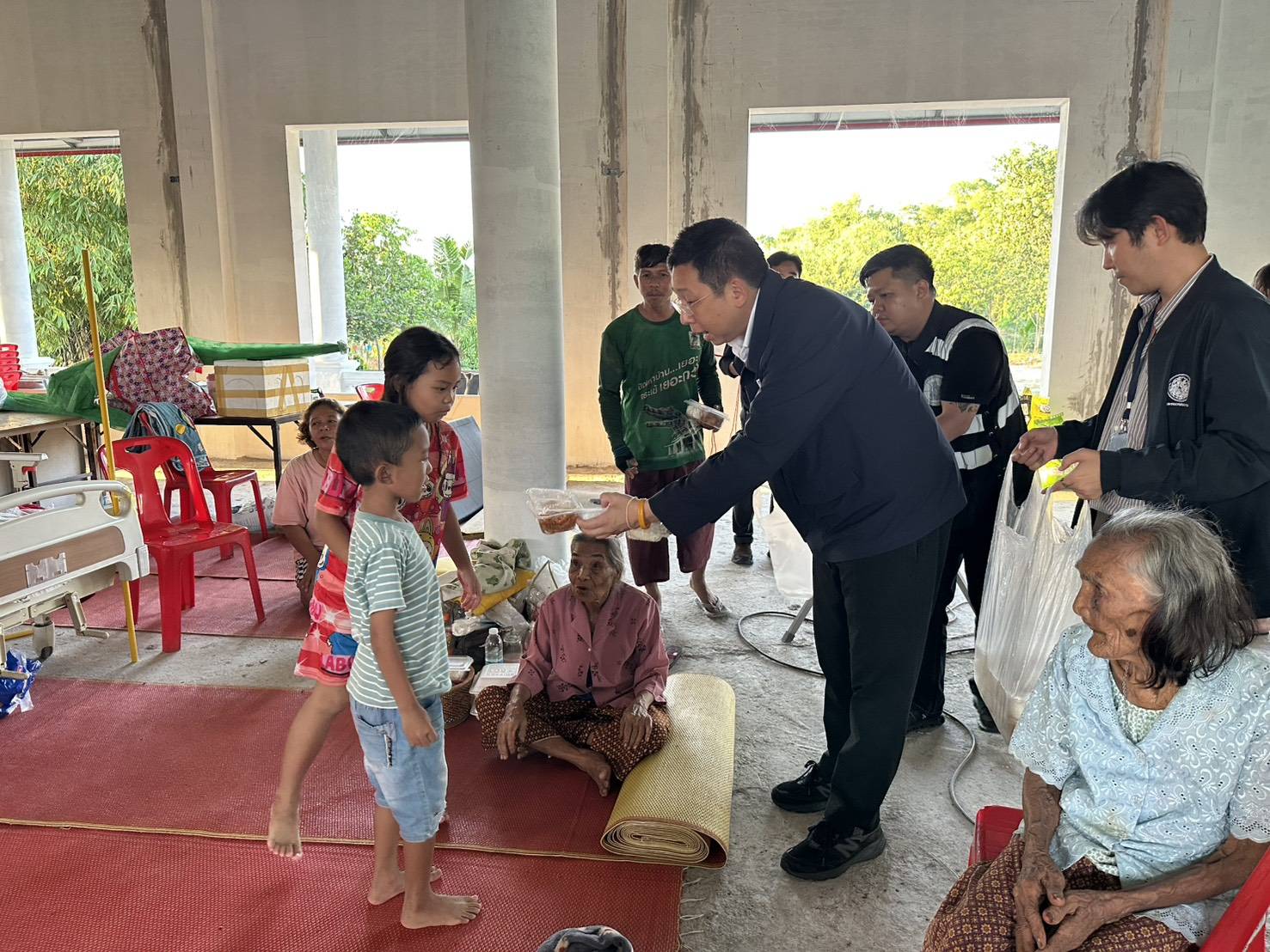 “ภัทรพงศ์” ห่วงใยชาวปทุมธานี ลงพื้นที่สำรวจเส้นทางสัญจร พร้อมมอบถุงยังชีพและข้าวกล่องจากโรงครัวภูมิใจไทย เผยสถานการณ์เริ่มคลี่คลาย — ภาพที่ 6